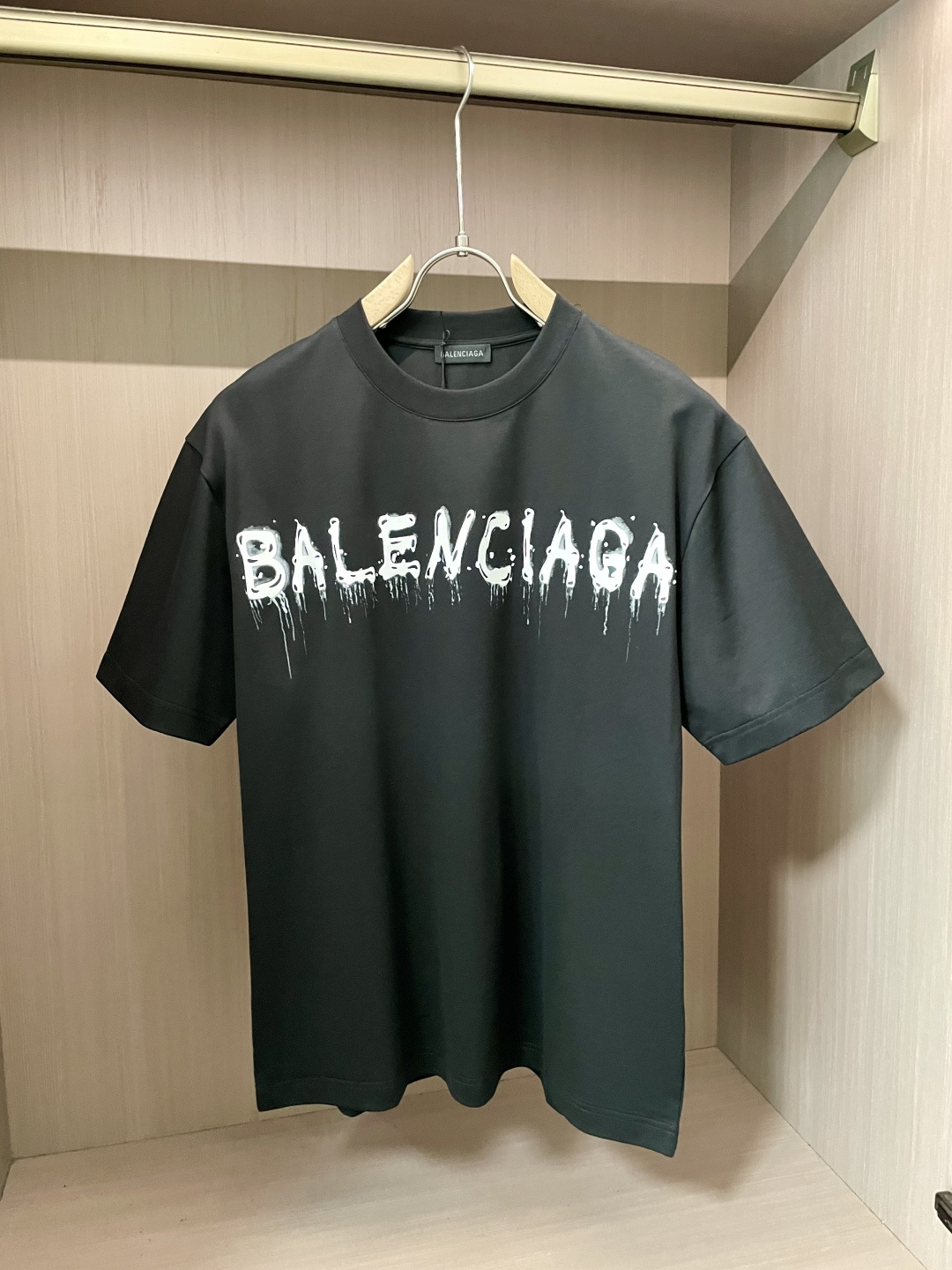 NO:149073,Balenciaga 2025 spring and summer new first-time counter latest short-sleeved round-neck T-shirt, high-end customization, avant-garde and fashionable design!  Brand logo heavy craft design, high-end customized mercerated cloud cotton fabric, soft feel, comfortable to wear, exquisite counter-level car line, fine workmanship, invincible and handsome upper body effect!  A must-have item for handsome men!  Color black white Number M-3XL, balenciaga, T-shirt,tees, t-shirt,alexander wang19860909巴黎世家 2025春夏新款首发专柜最新款短袖圆领T恤 高端订制 设计前卫时尚！品牌logo重工艺设计 高端定制丝光云朵棉面料.手感柔软.穿着舒适.专柜级别精致车线.做工精细.上身效果无敌帅气！型男必备单品！ 颜色黑色 白色 码数M-3XL,,balenciaga,T-shirt,tees，t-shirt,alexander wang,Men's clothing