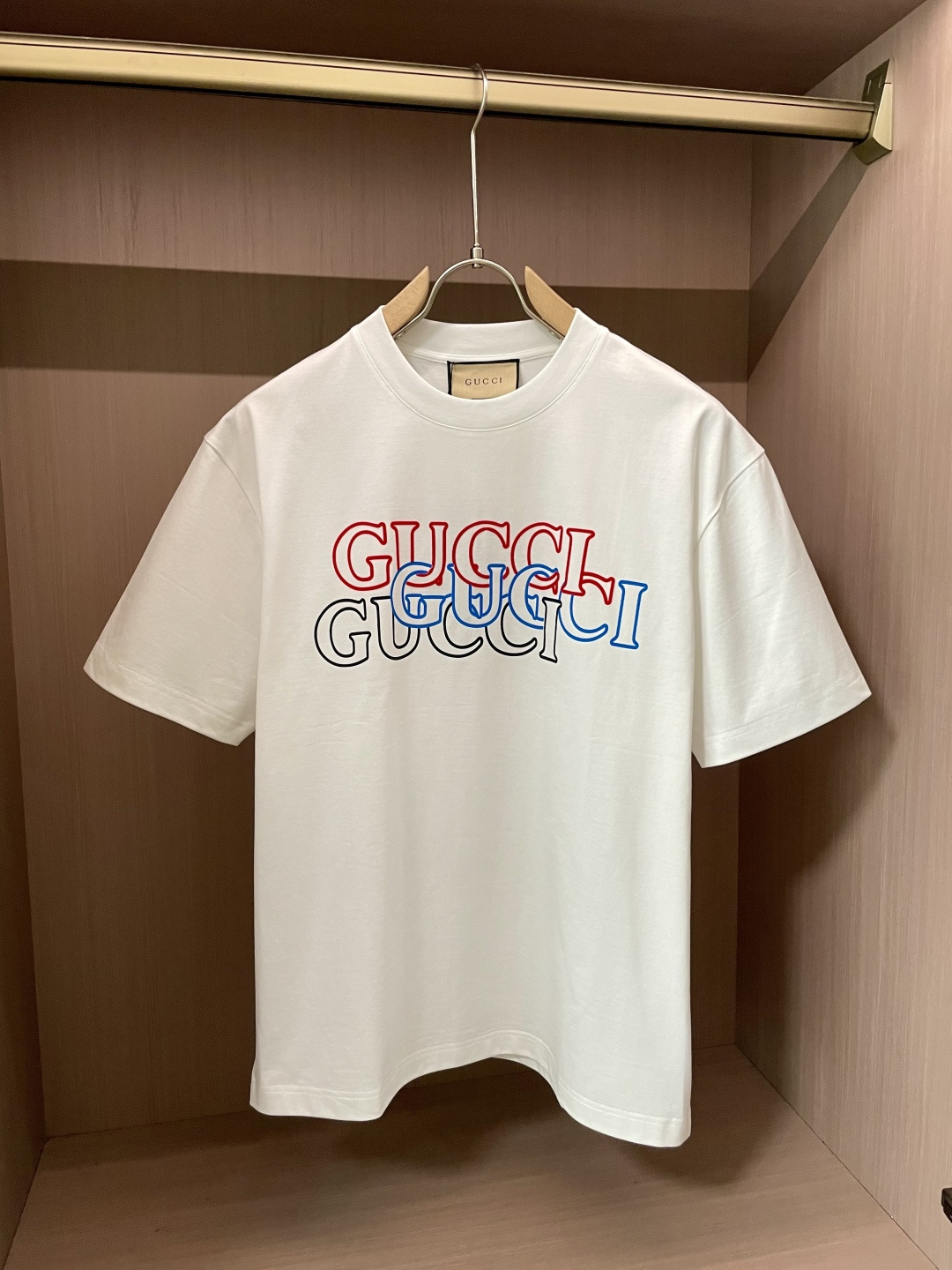 NO:149078,Gucc 2025 spring and summer new style first-time counter latest short-sleeved round-neck T-shirt, high-end customization, avant-garde and fashionable design!  Brand logo heavy craft design, high-end customized mercerated cloud cotton fabric, soft feel, comfortable to wear, exquisite counter-level car line, fine workmanship, invincible and handsome upper body effect!  A must-have item for handsome men!  Color black white Number M-3XL, gucci, T-shirt,tees, t-shirt,alexander wang19860909Gucc 2025春夏新款首发专柜最新款短袖圆领T恤 高端订制 设计前卫时尚！品牌logo重工艺设计 高端定制丝光云朵棉面料.手感柔软.穿着舒适.专柜级别精致车线.做工精细.上身效果无敌帅气！型男必备单品！ 颜色黑色 白色 码数M-3XL,,gucci,T-shirt,tees，t-shirt,alexander wang,Men's clothing