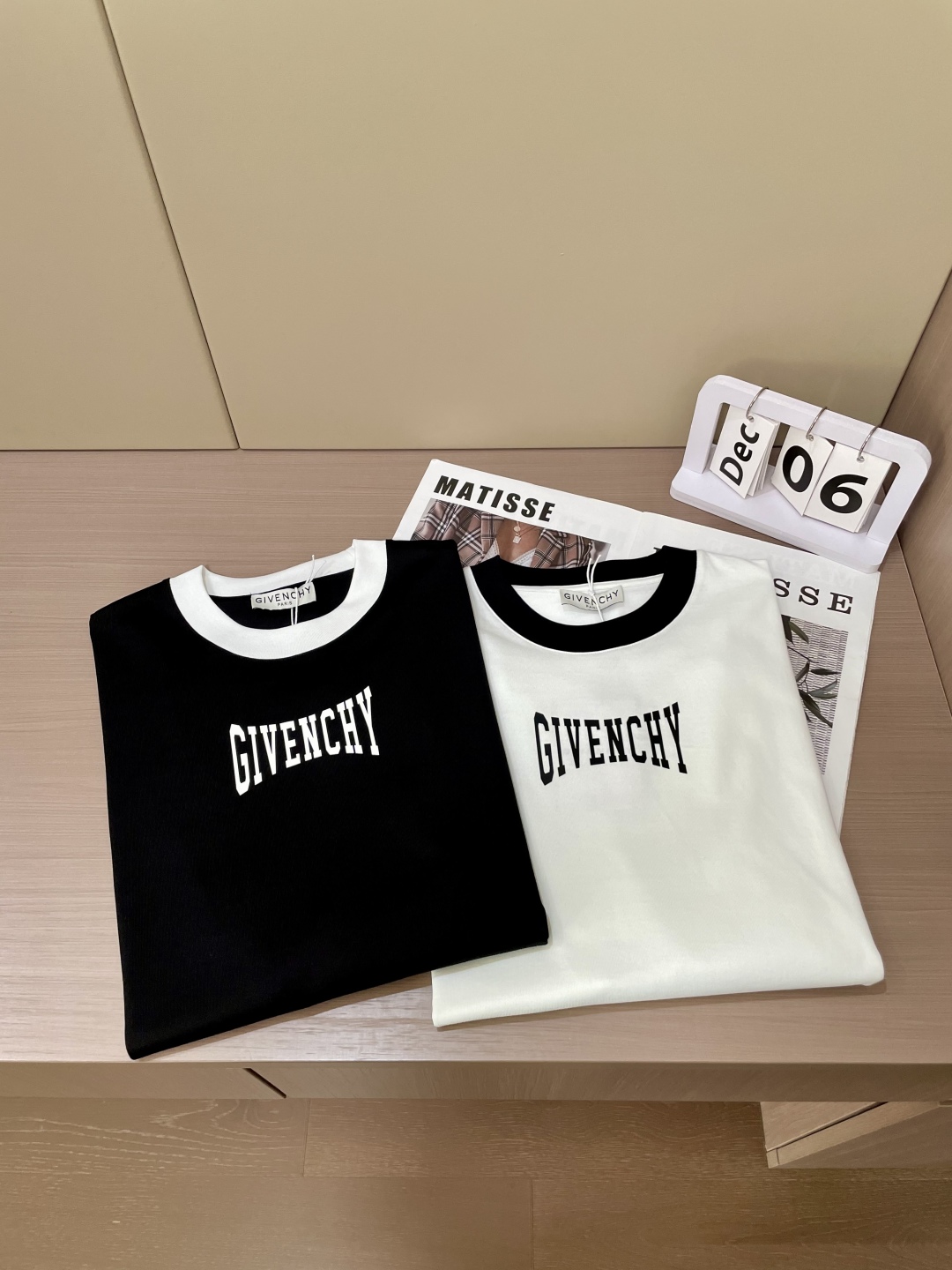 
纪梵希  2025春夏新品，优选特定原版开发330支双股精棉平纹面料，上身挺阔舒适度佳，外穿内搭随意搭