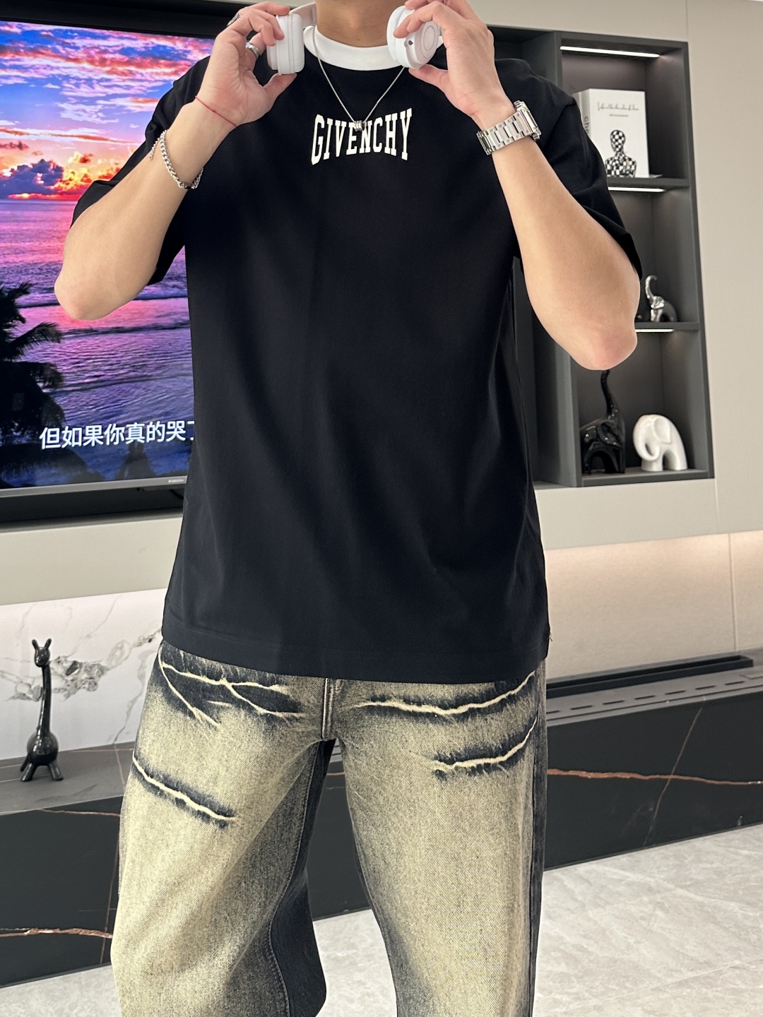 
纪梵希  2025春夏新品，优选特定原版开发330支双股精棉平纹面料，上身挺阔舒适度佳，外穿内搭随意搭