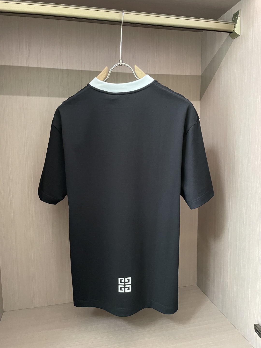
纪梵希  2025春夏新品，优选特定原版开发330支双股精棉平纹面料，上身挺阔舒适度佳，外穿内搭随意搭