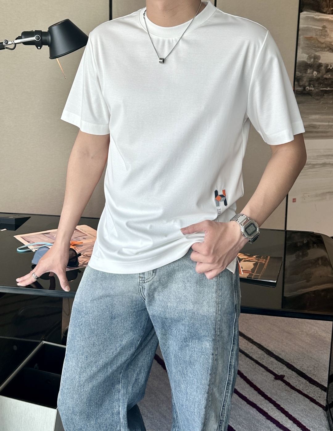 
H家 2025夏季新款 圆领短袖，时尚臻品的典范。采用精美细腻的刺绣工艺，立体感强，将原本简单的H字母