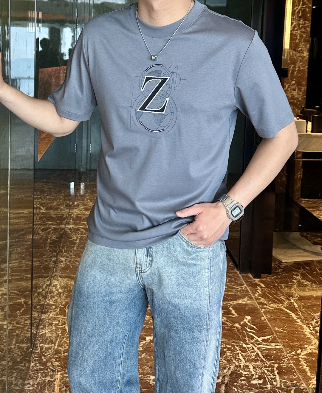 
Z家 2025夏季新款 圆领短袖。在时尚的舞台上，细节往往决定格调。这款短袖以其无与伦比的刺绣工艺，成