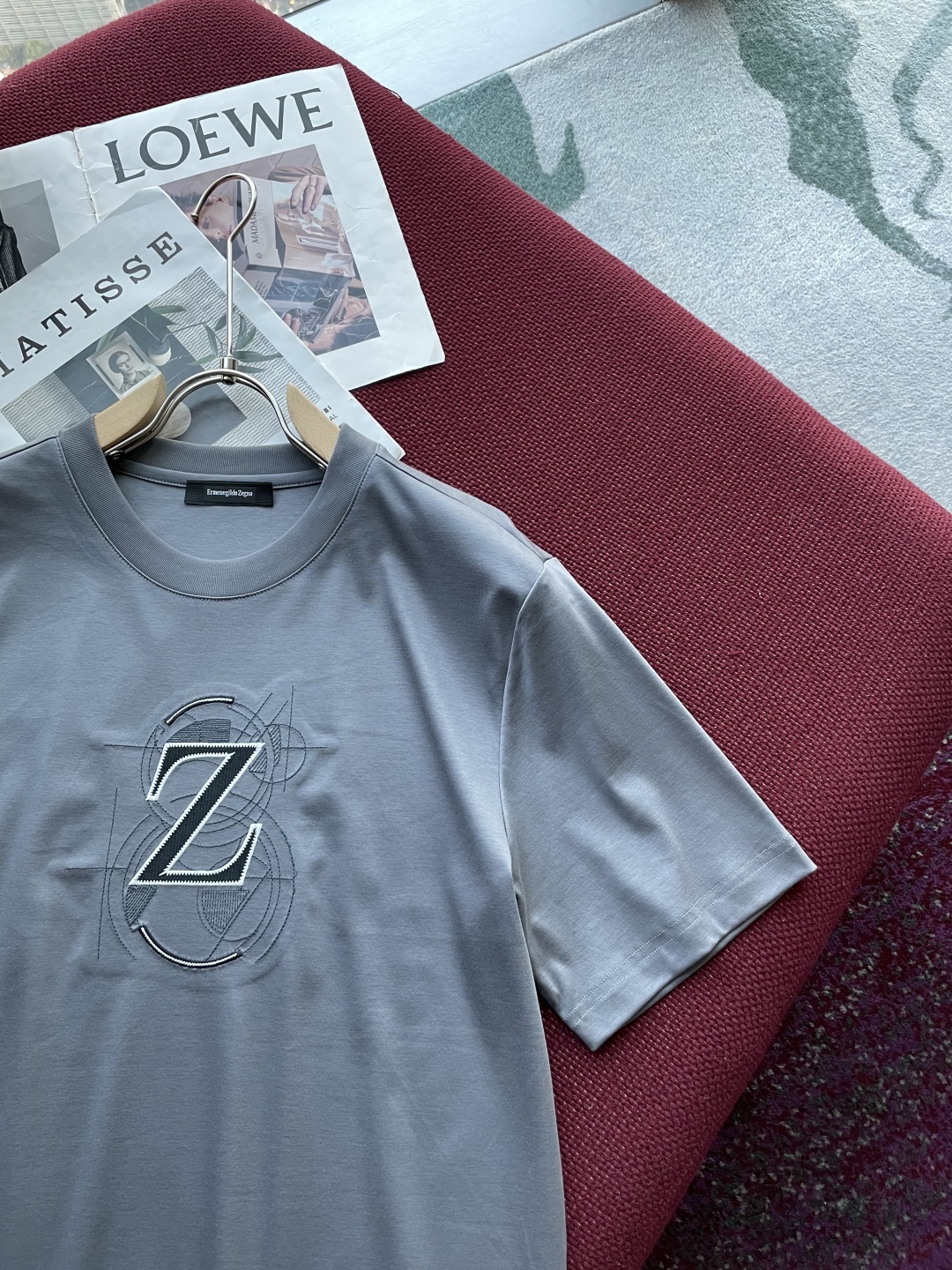 
Z家 2025夏季新款 圆领短袖。在时尚的舞台上，细节往往决定格调。这款短袖以其无与伦比的刺绣工艺，成