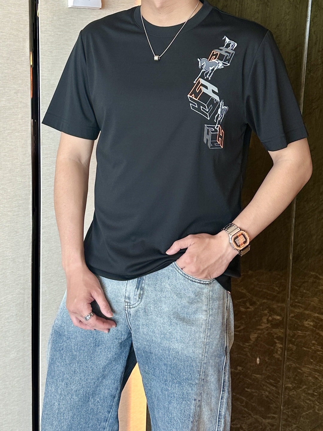 
H家 2025 爱*仕春夏最新款 官网同步 男士圆领短袖T恤衫，几何图案 3D立体感 颇具艺术色彩主题