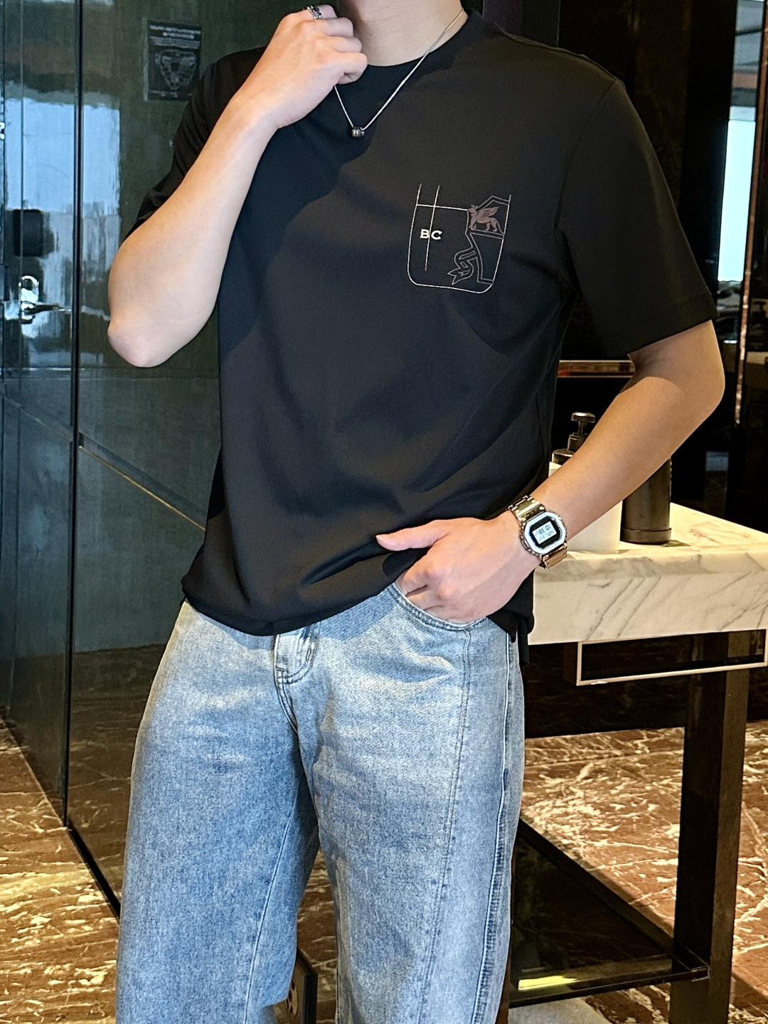 NO:447520,BC 2025 spring and summer new men's short-sleeved T-shirt, a new upgraded versatile basic style, low-key and luxurious, and a choice of character!  It is made of imported mercerized cotton. It has good moisture absorption, comfortable and breathable, enjoys a light and relaxed and comfortable wearing experience, and has super vertical performance. It has a strong sense of art. The iconic logo letter pattern design is designed with meticulous craftsmanship and high recognition, showing the new brand culture!  Classic perfect layout design, precise and in place for cutting. Simple and atmospheric style, and can show fashionable charm in daily leisure life. Size M-3XL, T-shirt,tees, t-shirt,alexander wang19860909BC 2025春夏新款男士短袖T恤,全新升级百搭基础款,低调奢华,品格之选！甄选进口丝光棉打造而成,吸湿性好,舒适透气,享受轻薄轻松自在的穿着体验,有着超强的垂直性能 艺术感极强标志性logo字母图案设计,工艺细致,辨识度极高,展现全新品牌文化！经典完美版型设计,在裁剪上精准到位.简约大气风格,又能在日常休闲生活中展现时尚魅力. 尺码M-3XL,,T-shirt,tees，t-shirt,alexander wang,Men's clothing