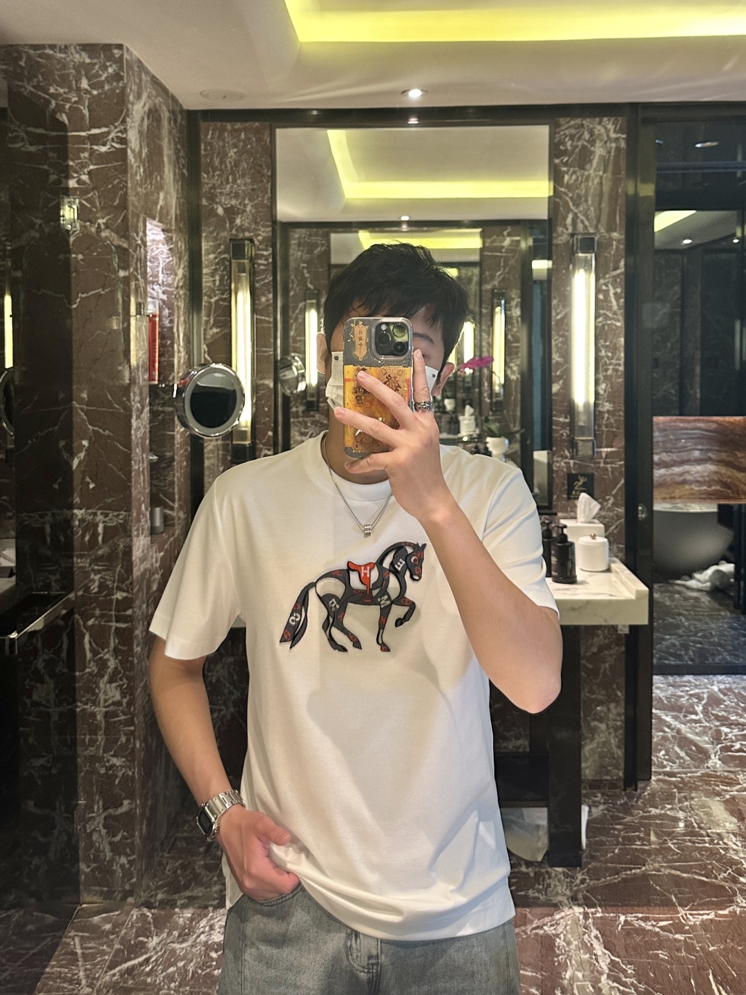 
H家 2025夏季新款 圆领短袖。牙刷刺绣工艺，法式优雅的灵动笔触。在时尚的万千景致中，H家以一贯的卓