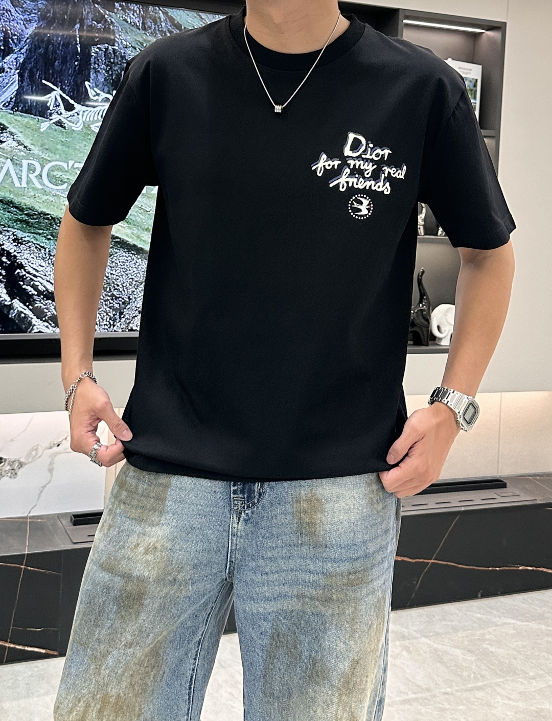 NO:489811,Dior official website same model, the same model, the same model, the same model, the same model, the most important recommendation!  2025ss summer clothing new products, on sale in counter, the latest series of pattern logo short-sleeved T-shirts, the rhythm of each person having to hand in one piece!  Imported top mercerized fabric is extremely skin-friendly and comfortable. It feels very delicate to the touch, has a good texture, and perfectly reflects the three-dimensional feeling. It is in line with the brand's consistent design style. It is a very good overall style. It is completely fine to wear it alone. Size XS-L,,dior,T-shirt,tees,t-shirt,alexander wang19860909Dior 官网同款 官网同款 官网同款 重磅推荐！2025ss夏装新品 专柜在售 最新系列图案logo短袖T恤 必须人手一件的节奏！进口顶极丝光面料,极为亲肤舒适 摸上去非常的细腻,质感很好,完美体现立体感 符合品牌一贯设计风格,整体非常不错的一款,内搭单穿都完全没问题 尺码XS-L,,dior,T-shirt,tees，t-shirt,alexander wang,Men's clothing