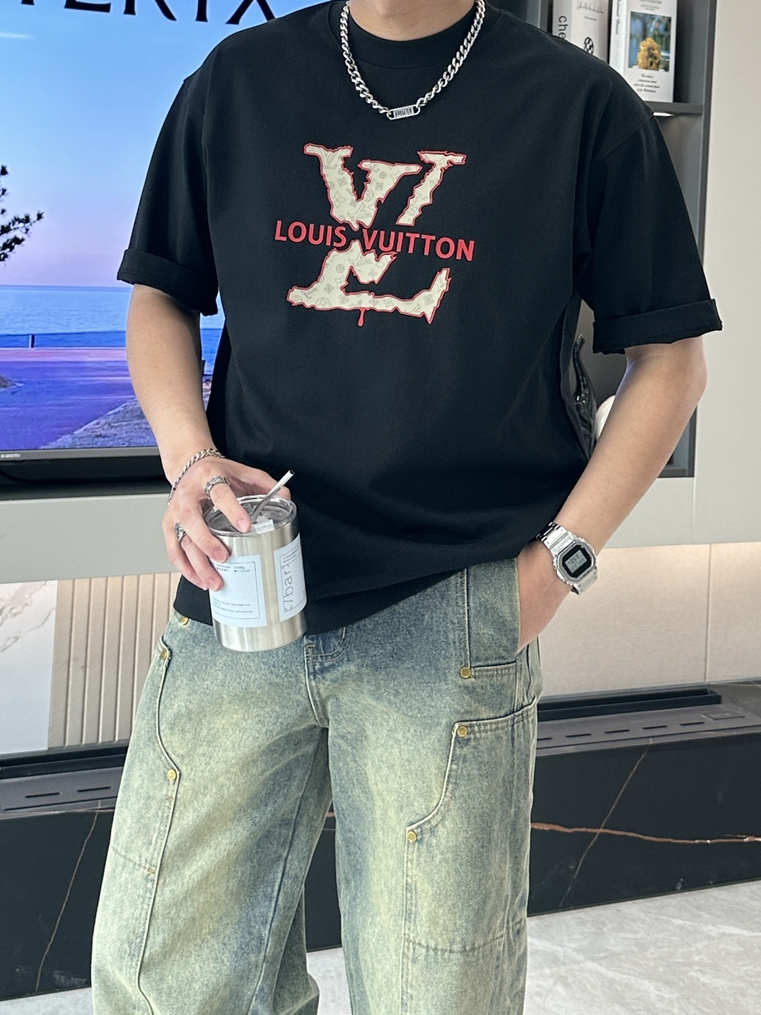 NO:152378,Lv 2025 spring and summer style/official website synchronization The fabric is made of heavy pure cotton combed cotton fabric, OS loose style, and the upper body style is super positive!  Everyday versatile, a must-have item for wardrobe!  Size S-3XL (Large-size) Size/part S M L XL 2XL 3XL Shoulder width 52 54 56 57 59 60 Clothes length 70 72.75.78.82.85. Bust 54 56.58.60.62.64. Sleeve length 24 26 27 28 29 30,,louis vuitton,alexander wang19860909Lv 2025春夏款/官网同步 面料采用重磅纯棉精梳棉面料,OS宽松版型,上身版型超正！日常百搭,衣橱必备单品！ 尺码 S-3XL（版型偏大） 码数/部位S M L XL 2XL 3XL 肩宽 52 54 56 57 59 60 衣长70 72.75.78.82.85. 胸围 54 56.58.60.62.64. 袖长24 26 27 28 29 30,,louis vuitton,alexander wang,Men's clothing