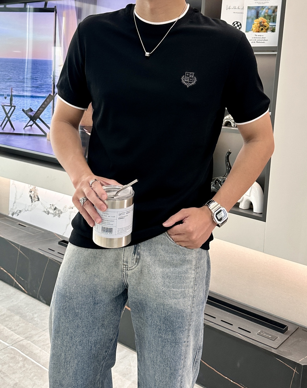 NO:152383,Recommended by old money upstarts!  Logo embroidery contrast collar round neck short-sleeved T-shirt. Simple design neckline webbing embroidery classic logo embroidery design on the chest is very eye-catching. Combination style, fabric is made of 120 Evergreen liquid ammonia cotton material, shiny and not easy to get old, upper body feeling, skin-friendly, surface has a warm shiny texture, high-end and high-end nude feeling, a model that is very practical for commuting and leisure, color, black, white, M-3XL M-size shoulder width 44 bust 100 long 68 sleeves 21; L-size shoulder width 45 bust 104 long 69 sleeves 22; XL-size shoulder width 46 bust 108 long 70 sleeves 22.5; XXL-size shoulder width 47 bust 112 long 71 sleeves 23;  3XL size shoulder width 48 bust 116 clothes length 72 sleeve length 23.5;,,T-shirt,tees,t-shirt,alexander wang19860909老钱新贵推荐！标志刺绣撞色领圆领短袖T恤衫. 简约风的设计领口织带点缀胸口经典标志刺绣设计 很吸引眼球 合体的版型,面料采120支长荣液氨棉的材质 光泽亮丽 不易泛旧 上身感 亲肤 表面有着温润的光泽质感 高档的同时 有着高级裸感平时通勤休闲都很实穿的一款88550,颜色 黑色 白色码数 M-3XL M码肩宽44胸围100衣长68袖长21； L码肩宽45胸围104衣长69袖长22； XL码肩宽46胸围108衣长70袖长22.5； XXL码肩宽47胸围112衣长71袖长23； 3XL码肩宽48胸围116衣长72袖长23.5；,,T-shirt,tees，t-shirt,alexander wang,Men's clothing