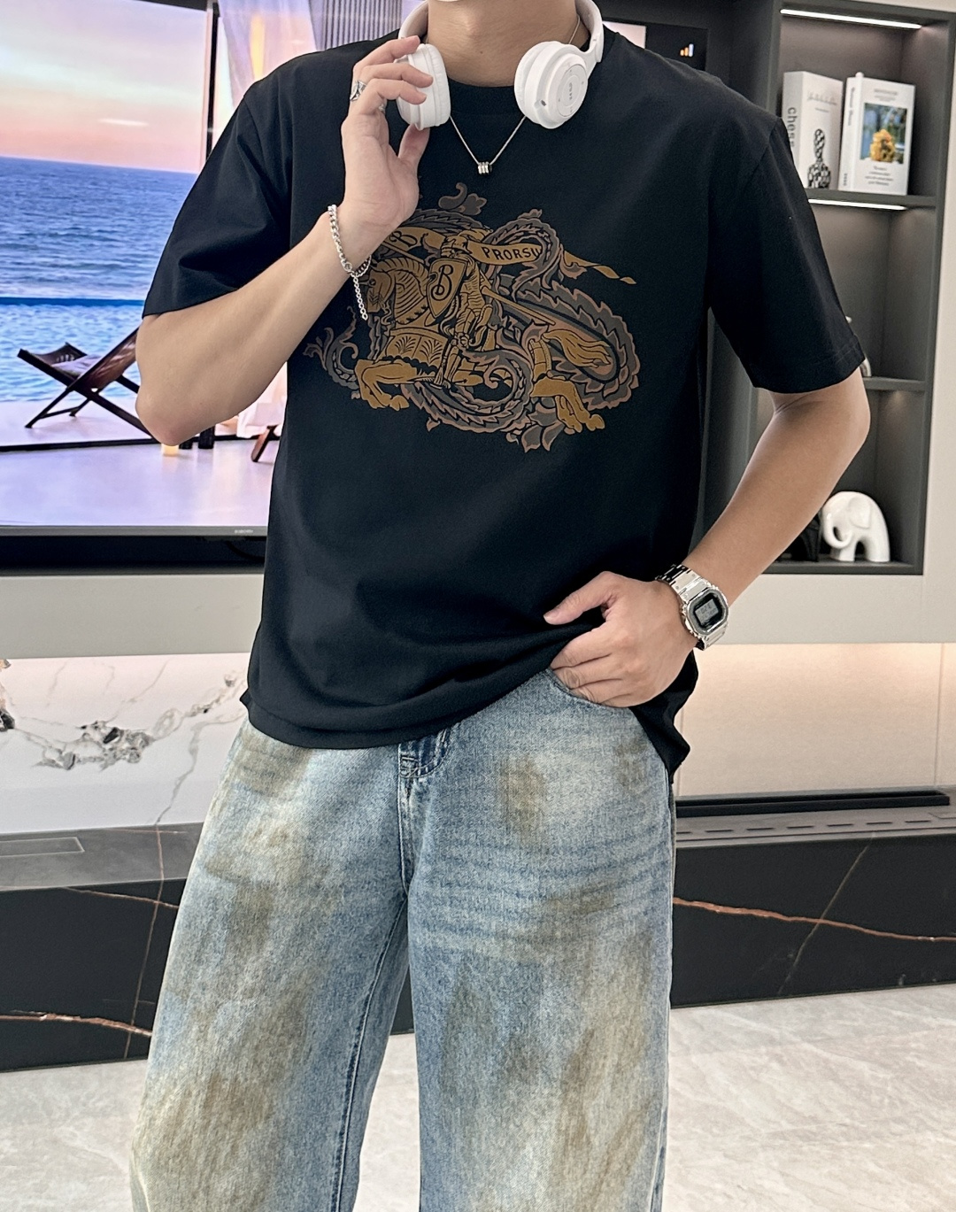 NO:152395,Bur the same style as the official website The same style as the official website The same style as the official website The most important recommendation!  2025ss summer clothing new products, on sale in counter, the latest series of pattern logo short-sleeved T-shirts, the rhythm of each person having to hand in one piece!  Imported top mercerized fabric is extremely skin-friendly and comfortable. It feels very delicate to the touch, has a good texture, and perfectly reflects the three-dimensional feeling. It is in line with the brand's consistent design style. It is a very good overall style. It is completely fine to wear it alone. Size XS-L, burberry, T-shirt, tees, t-shirt, alexander wang19860909Bur 官网同款 官网同款 官网同款 重磅推荐！2025ss夏装新品 专柜在售 最新系列图案logo短袖T恤 必须人手一件的节奏！进口顶极丝光面料,极为亲肤舒适 摸上去非常的细腻,质感很好,完美体现立体感 符合品牌一贯设计风格,整体非常不错的一款,内搭单穿都完全没问题 尺码XS-L,,burberry,T-shirt,tees，t-shirt,alexander wang,Men's clothing