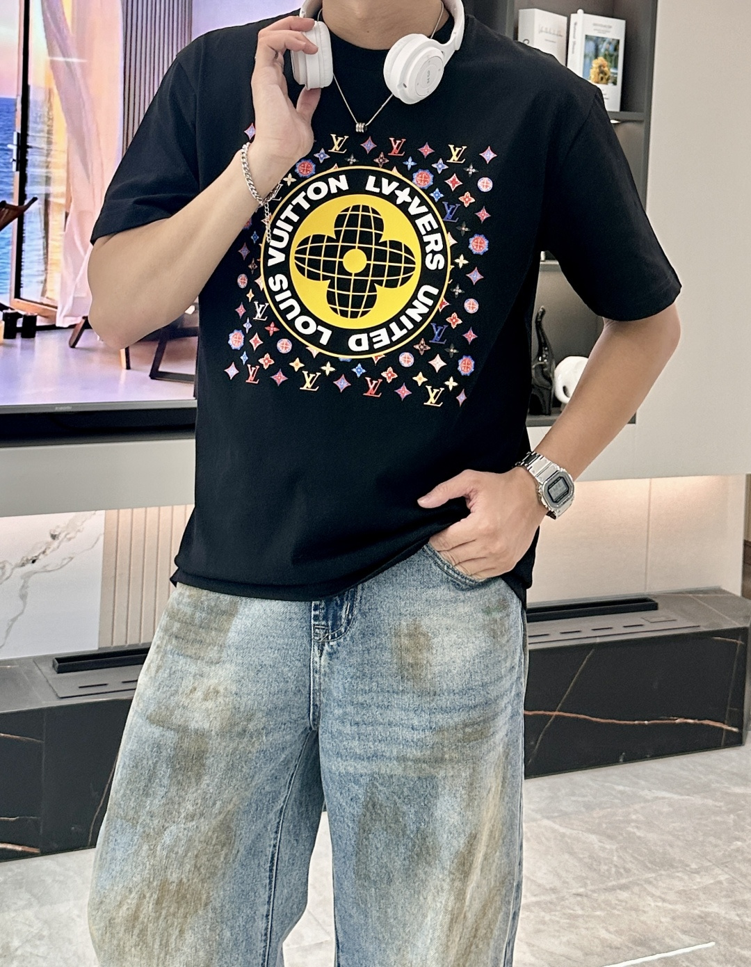 NO:152401,Lv official website same model, official website same model, official website same model, heavy recommendation!  2025ss summer clothing new products, on sale in counter, the latest series of pattern logo short-sleeved T-shirts, the rhythm of each person having to hand in one piece!  Imported top mercerized fabric is extremely skin-friendly and comfortable. It feels very delicate to the touch, has a good texture, and perfectly reflects the three-dimensional feeling. It is in line with the brand's consistent design style. It is a very good overall style. It is completely fine to wear it alone. Size XS-L,,louis vuitton,T-shirt,tees,t-shirt,alexander wang19860909Lv 官网同款 官网同款 官网同款 重磅推荐！2025ss夏装新品 专柜在售 最新系列图案logo短袖T恤 必须人手一件的节奏！进口顶极丝光面料,极为亲肤舒适 摸上去非常的细腻,质感很好,完美体现立体感 符合品牌一贯设计风格,整体非常不错的一款,内搭单穿都完全没问题 尺码XS-L,,louis vuitton,T-shirt,tees，t-shirt,alexander wang,Men's clothing