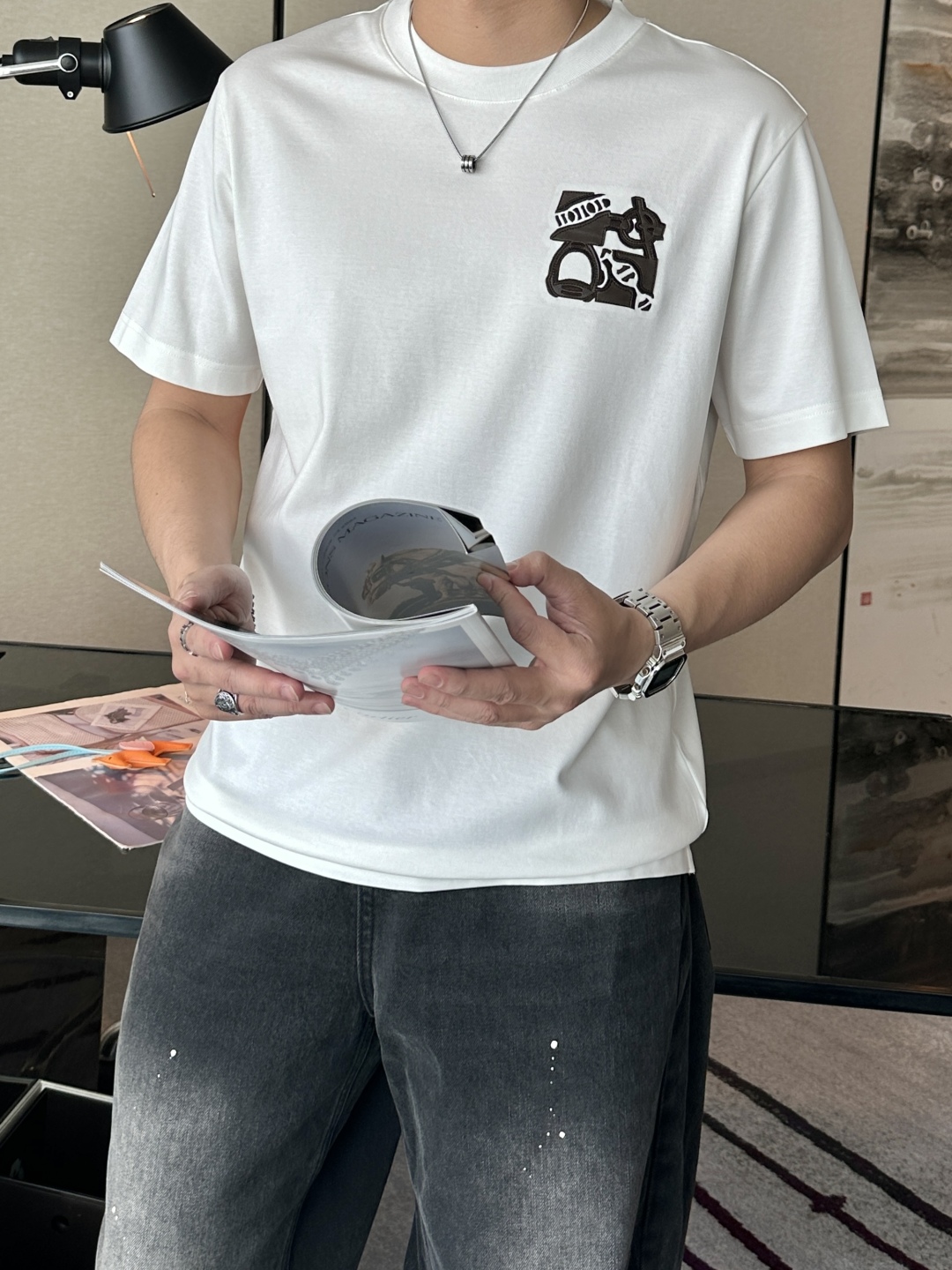 
H家 2025春夏新款  官网同步！男士圆领短袖T恤衫。独特新颖的H家标志 采用专业洗水皮设计，具有一