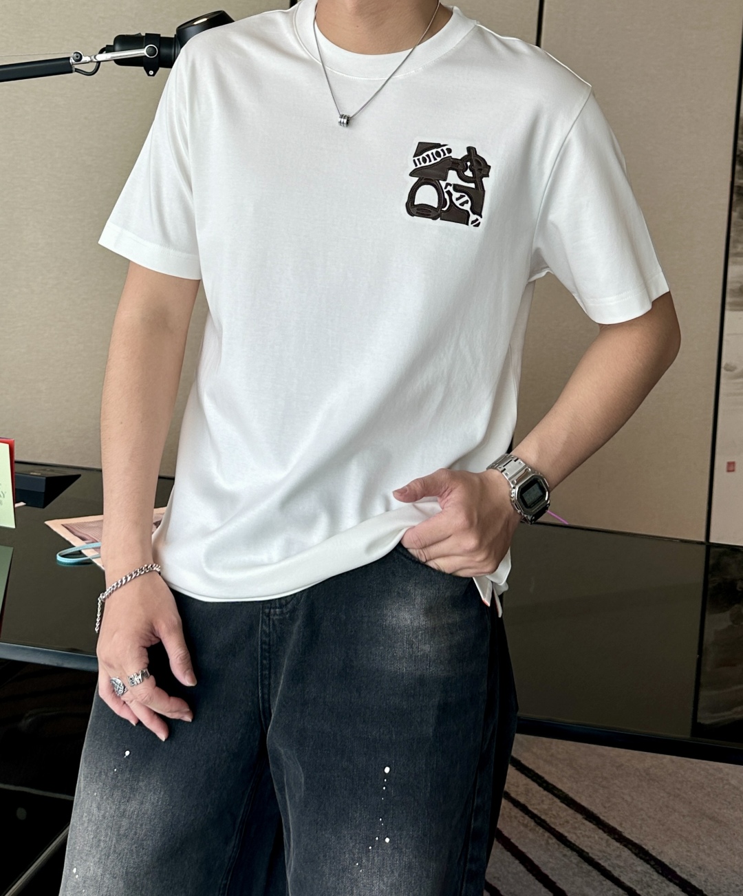 
H家 2025春夏新款  官网同步！男士圆领短袖T恤衫。独特新颖的H家标志 采用专业洗水皮设计，具有一