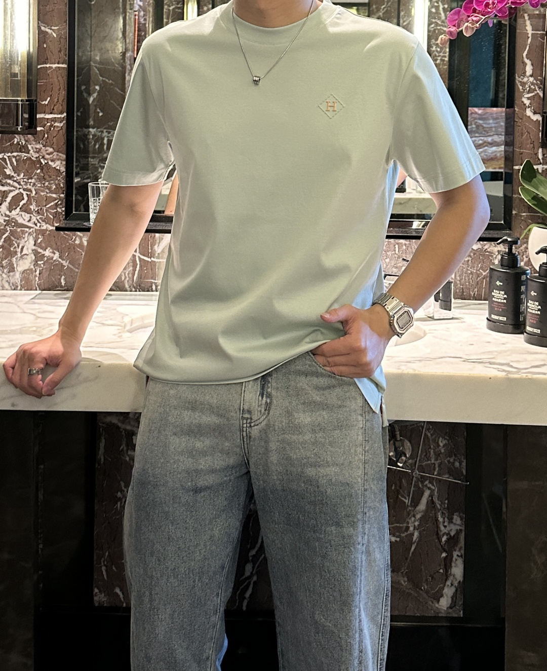 NO:152421,H 2025 spring and summer new men's short-sleeved T-shirt, a new upgraded versatile basic style, low-key and luxurious, and a choice of character!  It is made of imported mercerized cotton. It has good moisture absorption, comfortable and breathable, enjoys a light and relaxed and comfortable wearing experience, and has super vertical performance. It has a strong sense of art. The iconic logo letter pattern design is designed with meticulous craftsmanship and high recognition, showing the new brand culture!  Classic perfect layout design, precise and in place for cutting. Simple and atmospheric style, and can show fashionable charm in daily leisure life. Size M-3XL, T-shirt,tees, t-shirt,alexander wang19860909H 2025春夏新款男士短袖T恤,全新升级百搭基础款,低调奢华,品格之选！甄选进口丝光棉打造而成,吸湿性好,舒适透气,享受轻薄轻松自在的穿着体验,有着超强的垂直性能 艺术感极强标志性logo字母图案设计,工艺细致,辨识度极高,展现全新品牌文化！经典完美版型设计,在裁剪上精准到位.简约大气风格,又能在日常休闲生活中展现时尚魅力. 尺码M-3XL,,T-shirt,tees，t-shirt,alexander wang,Men's clothing