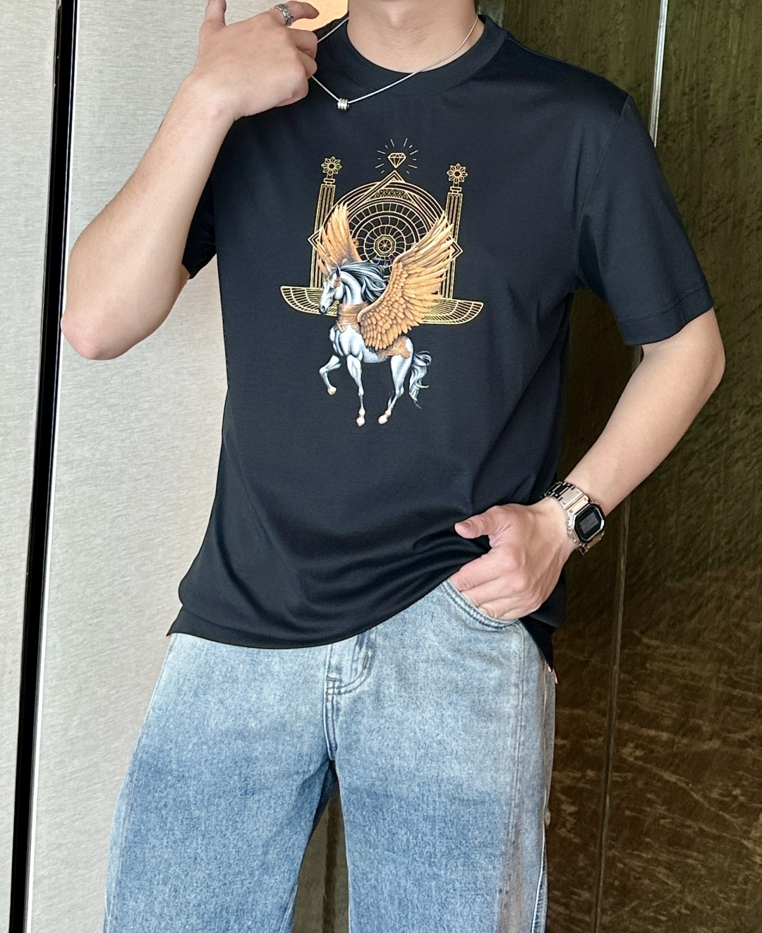 NO:152426,H Home 2025 Summer New Men's T-shirt This round neck design is fashionable and elegant!  Pegasus flying pattern, vertical and horizontal sequential lines, ultra-high-definition printing, rich visual effects and exquisite craftsmanship!  The fabric is made of imported mercerized cotton!  The texture is delicate and soft, comfortable and breathable to wear with close body!  The fabric attributes are excellent!  Enjoy a light and relaxed and comfortable wearing experience!  Size M-3XL, tees, t-shirt, alexander wang19860909H家 2025夏季新款 男士T恤 此款圆领设计、时尚大方！飞马行空图案 纵横驰聘、线条立体 超高清印花 视觉效果丰富、工艺考究！面料采用进口丝光棉！质感细腻柔软、贴身穿着舒适透气！面料属性皆为上乘！享受轻薄轻松自在的穿着体验！ 尺码M-3XL,,tees，t-shirt,alexander wang,Men's clothing