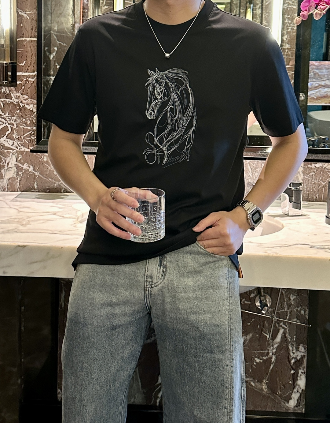 NO:152436,H Home 2025 Summer latest men's short-sleeved T-pattern, round neck, chest with a very representative pattern, imported machine embroidery, high-density embroidery flat embroidery design!  Dual craftsmanship!  The process is meticulous and the recognition is extremely high!  Imported mercerized cotton fabric baby-like skin touch!  !  It's very soft and has a skin-friendly feel on your hands!  !  The classic pattern logo is very exquisite. Only with good fabrics can the basic T-shirt not be monotonous, and you can wear more fashionable clothes!  Code number M-3XL, T-shirt,tees,t-shirt,alexander wang19860909H家 2025 夏季最新款男士短袖T桖 圆领胸前极具代表性图案 采用进口机刺绣 高密度刺绣平绣设计！双重工艺！工艺细致 辨识度极高！进口丝光棉面料 婴儿般肌肤触感！！入手便知非常柔软,上身亲肤感 极好！！经典图案标志 非常精致,搭载好面料才能让基础款的T恤不在单调, 穿搭上多一份时尚！ 码数M-3XL,,T-shirt,tees，t-shirt,alexander wang,Men's clothing