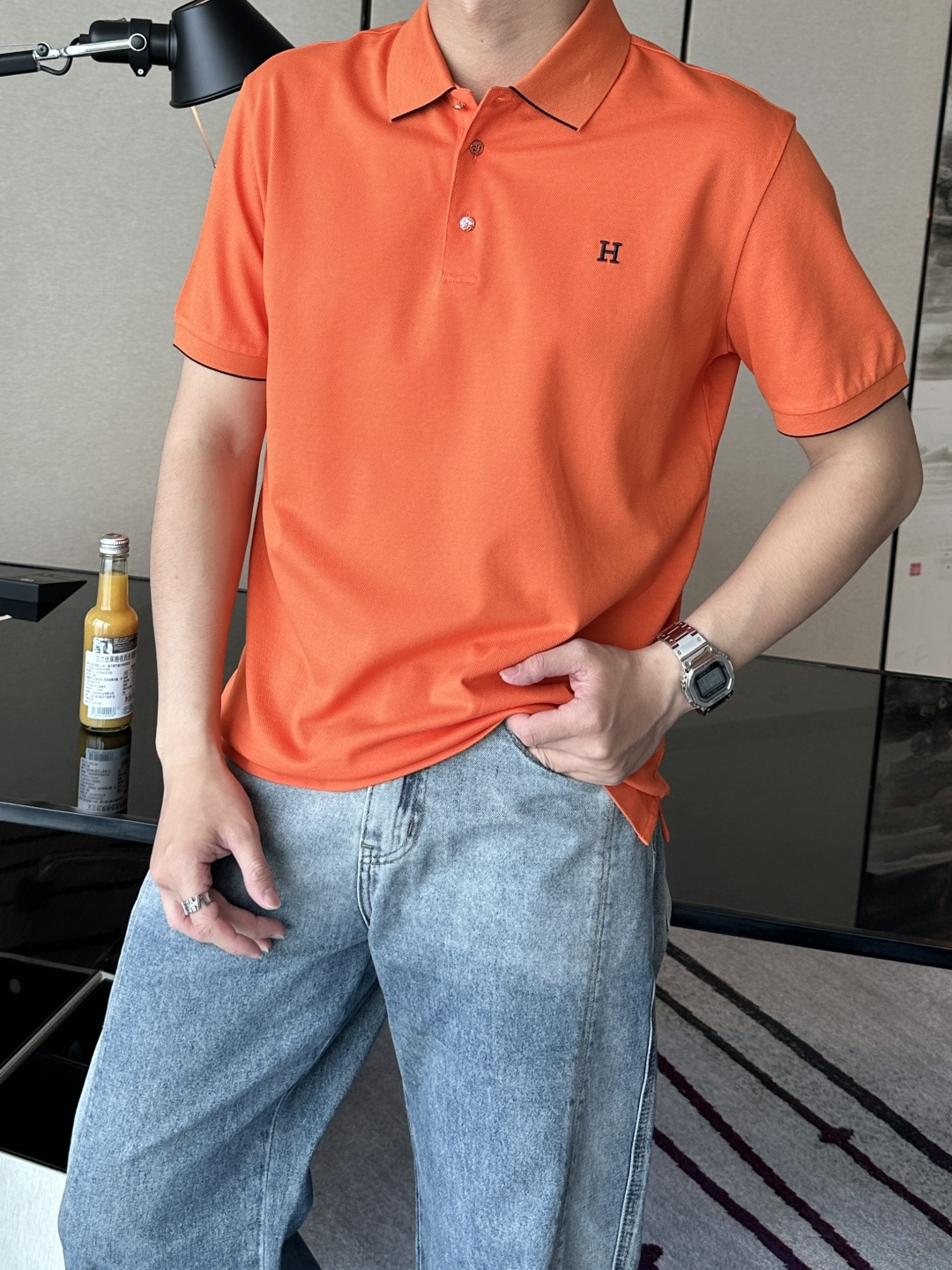 NO:152394,H Home 2025 Spring and Summer New Men's T-shirt Classic Lapels with LOGO Embroidered POLO Shirt Short-sleeved Lapel Design, neither monotonous nor complicated!  H classic embroidery pattern, brand logo, three-dimensional and full!  The overall wiring is neat and symmetrical, and the craftsmanship quilting structure is seamless!  The texture of the fabric is comfortable and skin-friendly, and the detail is even more wonderful!  Business and casual commuting styles, aesthetically pleasing art, showing the charm of men!  Size M-3XL, T-shirt,tees,t-shirt,alexander wang19860909H家 2025春夏新款 男士T恤 经典翻领胸前LOGO刺绣POLO衫短袖翻领设计、既不单调也不复杂！H经典刺绣图案、品牌标志、立体饱满！整体走线工整对称、工艺化绗缝结构做到了天衣无缝！面料手感质感舒适亲肤、细节感更是美妙绝伦！商务休闲通勤款、唯美主义的剪裁艺术、尽显男士魅力风采！ 尺码M-3XL,,T-shirt,tees，t-shirt,alexander wang,Men's clothing