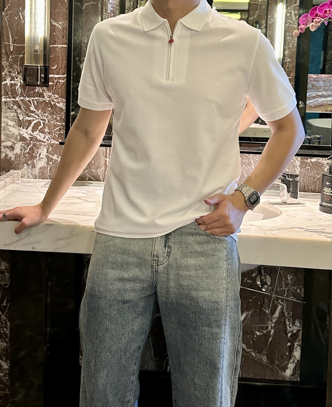 NO:447491,2025 Kiton's latest lapel short-sleeved polo shirt. It is carefully crafted from top Italian fabrics with a brilliant texture. Classic lapel design, smooth lines, showing elegant and gentlemanly style. Exquisite details and exquisite craftsmanship are perfectly integrated, and each part tells the luxury quality, which is a symbol of taste and identity. Color black and white Number M-3XL, T-shirt, alexander wang198609092025 Kiton最新款翻领短袖polo衫.以意大利顶级面料精心打造,质感卓然.经典翻领设计,线条流畅,彰显优雅绅士风范.精致细节与精湛工艺完美融合,每一处都诉说着奢华品质,是品味与身份的象征. 颜色黑色 白色 码数M-3XL,,T-shirt,alexander wang,Men's clothing