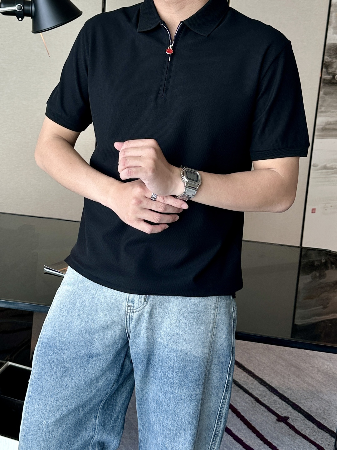 NO:152405,2025 Kiton's latest lapel short-sleeved polo shirt. It is carefully crafted from top Italian fabrics with a brilliant texture. Classic lapel design, smooth lines, showing elegant and gentlemanly style. Exquisite details and exquisite craftsmanship are perfectly integrated, and each part tells the luxury quality, which is a symbol of taste and identity. Color black and white Number M-3XL, T-shirt, alexander wang198609092025 Kiton最新款翻领短袖polo衫.以意大利顶级面料精心打造,质感卓然.经典翻领设计,线条流畅,彰显优雅绅士风范.精致细节与精湛工艺完美融合,每一处都诉说着奢华品质,是品味与身份的象征. 颜色黑色 白色 码数M-3XL,,T-shirt,alexander wang,Men's clothing