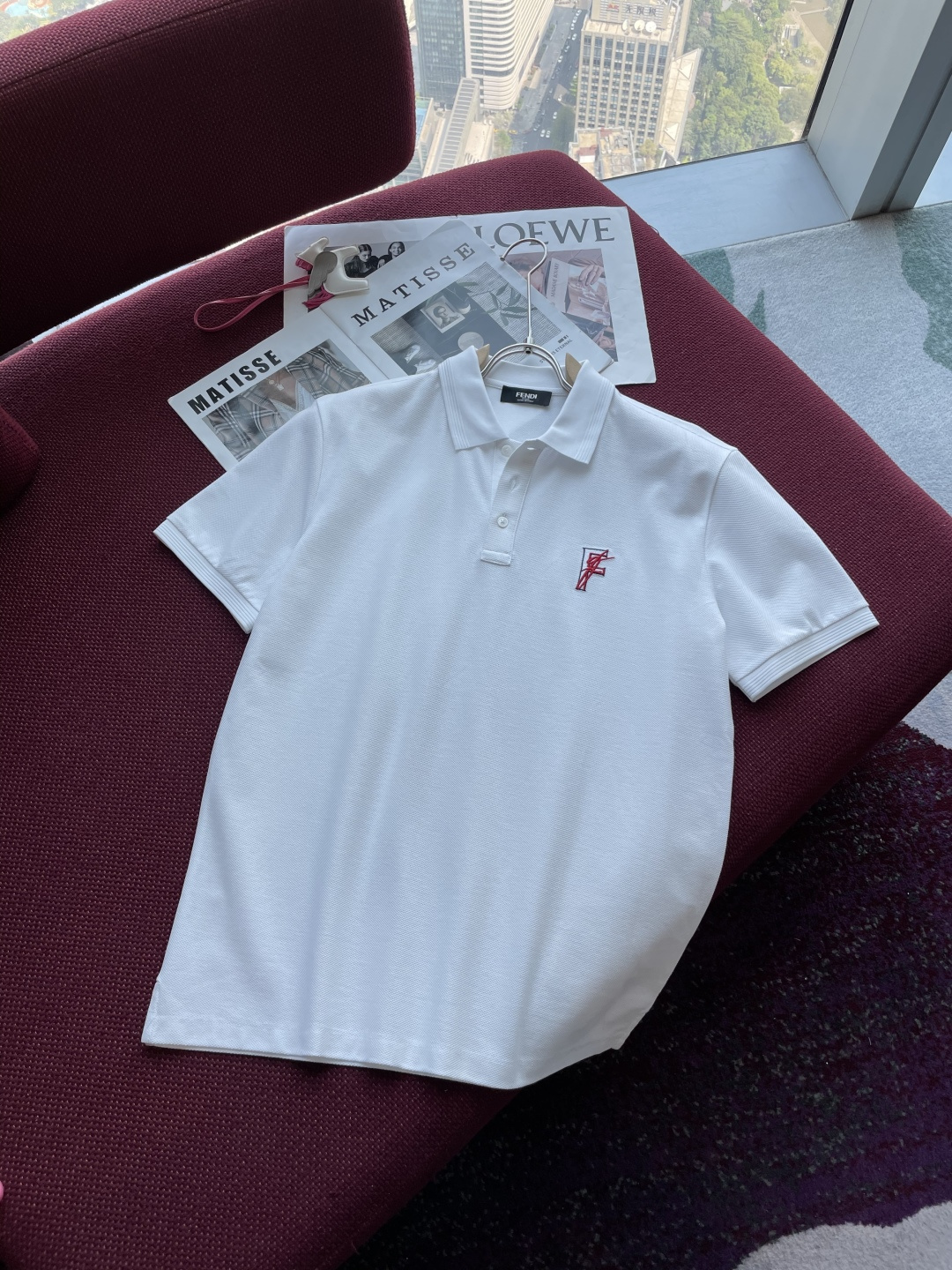 NO:447511,F Home Fer**gamo2025 summer new men's lapel polo shirt unlocks Italian elegance. The neckline design is the finishing touch of the entire short-sleeved sleeves. The simple lines outline the neat shape. The iconic brand logo is presented on the chest with exquisite embroidery technology, which is low-key and yet recognizable. Every detail shows the brand's profound heritage and persistent pursuit of the brand. High-quality fabrics are soft and comfortable, with excellent breathability and delicate touch. Even when worn in hot summer, they can always be refreshed!  Color white blue khaki code number M-3XL, fendi, T-shirt, alexander wang19860909F家 Fer**gamo2025 夏季新款男士翻领polo衫,解锁意式优雅.领口设计是整件短袖的点睛之笔,简约线条勾勒出利落造型,标志性品牌logo以精致的刺绣工艺呈现于胸前,低调又不失辨识度,每一处细节都彰显着品牌的深厚底蕴与对品牌的执着追求.选用高品质面料,柔软舒适,透气性极佳,触感细腻,即使在炎炎夏日穿着,也能时刻保持清爽！ 颜色白色 蓝色 卡其 码数M-3XL,,fendi,T-shirt,alexander wang,Men's clothing