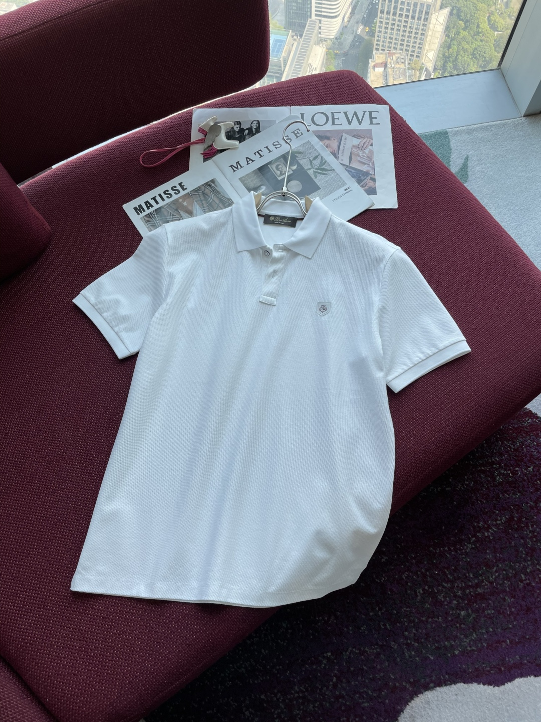 NO:155074,The latest lapel polo shirt in 2025ss summer new LP official website, paired with brand icons, continues the minimalist and normal design of lp home, and is fashionable and elegant!  The color matching is light and versatile, and the details are exquisite and outstanding!  The fabric is made of imported mercerized bead flooring cotton, and the high-quality long-length cotton raw materials are selected!  Skin-friendly and smooth feel, perfect for both comfort and breathability!  The fabric attributes are excellent!  Full of high-end feeling!  Simple and elegant design, extremely versatile and practical!  Color black white green Number M-3XL, loro piano, alexander wang198609092025ss夏季新款LP 官网最新款翻领 polo衫,搭配品牌图标,延续lp家极简常态化的设计,时髦与气质于一身！配色轻熟百搭 细节精致出挑！面料采用进口丝光珠地棉,甄选上等长绒棉花原料！亲肤挺滑手感,舒适性与透气性完美兼备！面料属性皆为上乘！高级感十足！ 简约大气的设计 百搭实穿性极高！ 颜色黑色 白色 绿色 码数M-3XL,,loro piana,alexander wang,Men's clothing