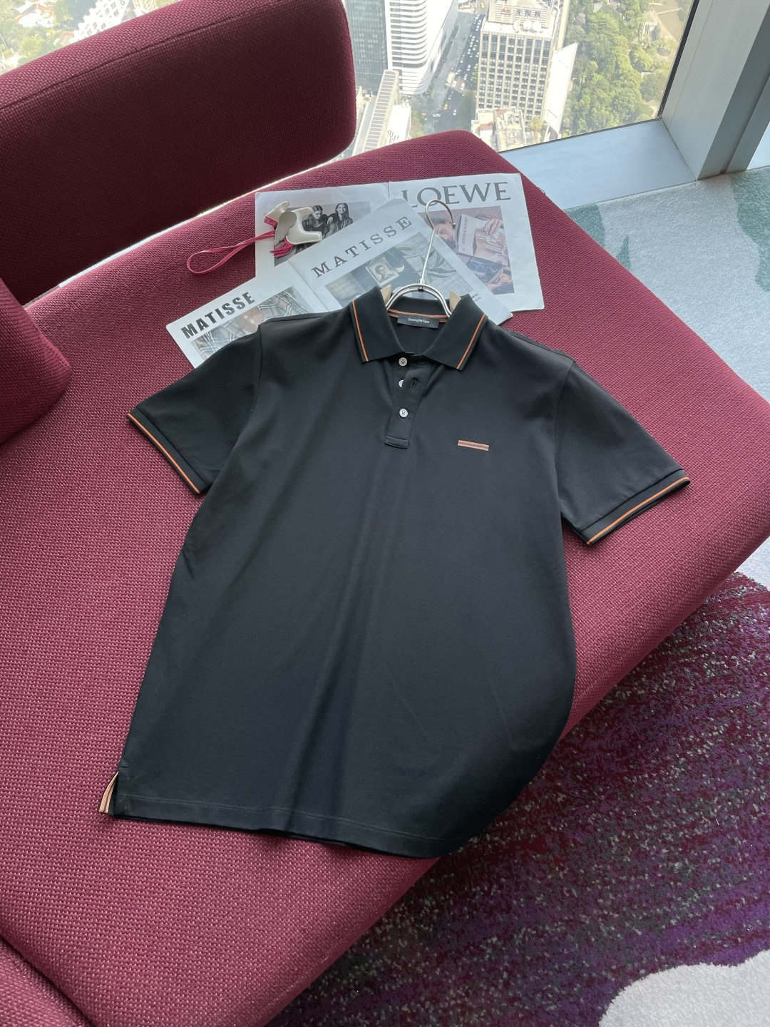 NO:155042,New summer model for 2025ss!  Jiejia’s latest men’s lapel short-sleeved POLO shirt, classic chest embroidery brand pattern, a must-have signature item every season!  The new season's neckline is equipped with color-blocking embroidery embellishment, simple and exquisite, and the appearance is perfect!  Craftsmanship is demonstrated everywhere!  This model uses imported mercerated hexagonal beads, which are super soft, breathable and comfortable, with a perfect fit and not easy to deform!  Just have casual business!  A versatile model~ not picky!  Color black white brown code M-3XL, T-shirt,alexander wang198609092025ss夏季新款！ 杰家最新款男士翻领短袖POLO衫,胸口刺绣品牌经典图案,每季必出的招牌单品！新一季领口搭载拼色刺绣点缀 简约中带着精致 品相完美如斯！处处彰显出匠心工艺！此款采用进口丝光六角大珠地 超级柔和,透气舒适,版型完美 不易变形！休闲商务即可！百搭款~不挑人！ 颜色黑色 白色 棕色 码数M-3XL,,T-shirt,alexander wang,Men's clothing