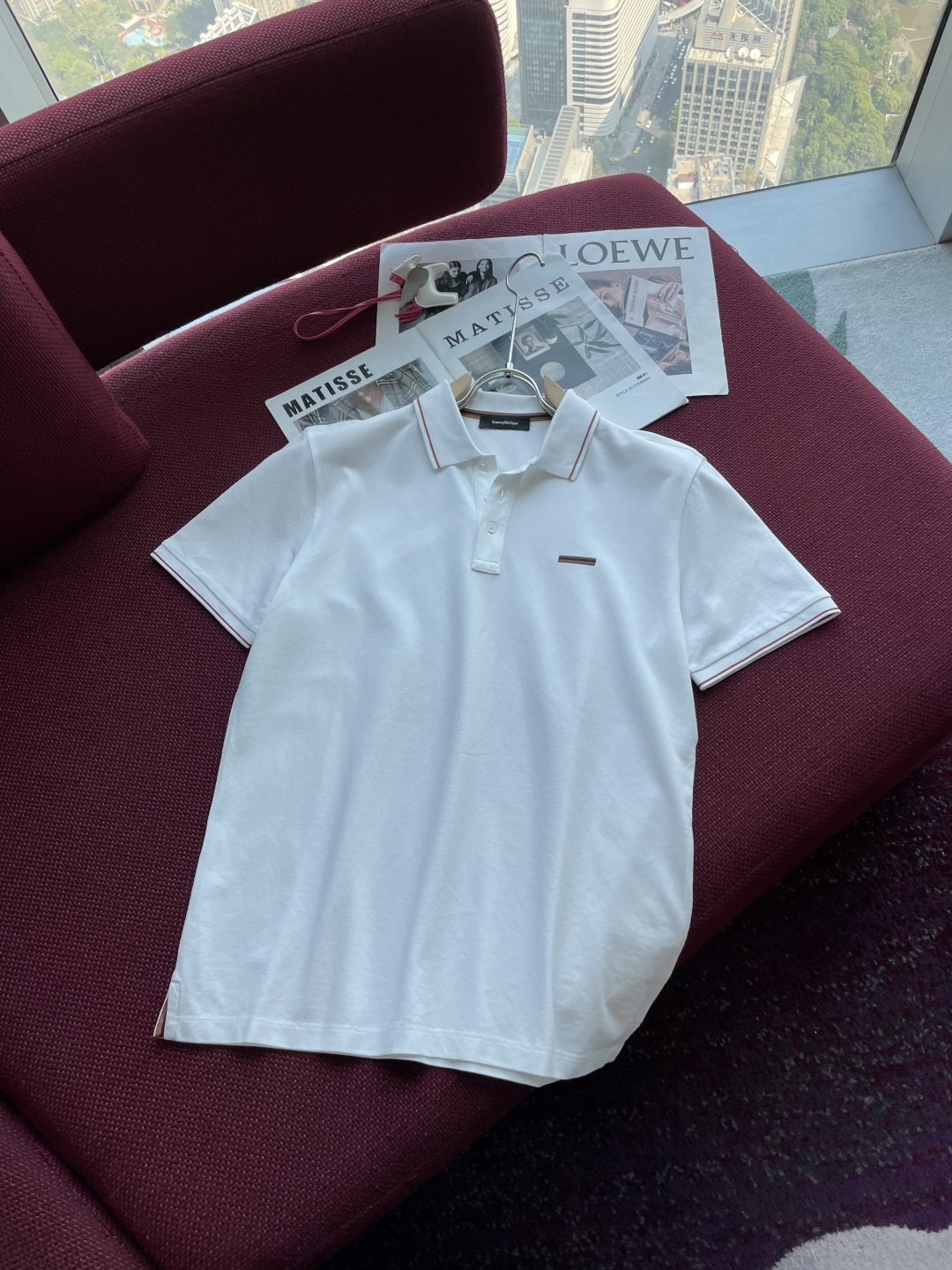 NO:155047,New summer model for 2025ss!  Jiejia’s latest men’s lapel short-sleeved POLO shirt, classic chest embroidery brand pattern, a must-have signature item every season!  The new season's neckline is equipped with color-blocking embroidery embellishment, simple and exquisite, and the appearance is perfect!  Craftsmanship is demonstrated everywhere!  This model uses imported mercerated hexagonal beads, which are super soft, breathable and comfortable, with a perfect fit and not easy to deform!  Just have casual business!  A versatile model~ not picky!  Color black white Number M-3XL, T-shirt,alexander wang198609092025ss夏季新款！ 杰家最新款男士翻领短袖POLO衫,胸口刺绣品牌经典图案,每季必出的招牌单品！新一季领口搭载拼色刺绣点缀 简约中带着精致 品相完美如斯！处处彰显出匠心工艺！此款采用进口丝光六角大珠地 超级柔和,透气舒适,版型完美 不易变形！休闲商务即可！百搭款~不挑人！ 颜色黑色 白色 码数M-3XL,,T-shirt,alexander wang,Men's clothing