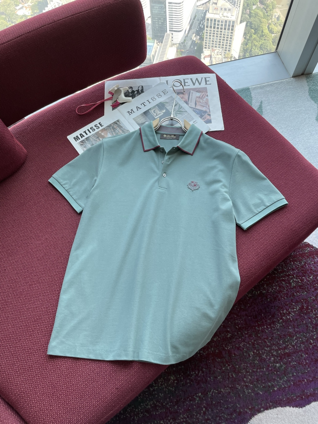 NO:447504,LP Spring and Summer Official Website Synchronization Mature Men Light Mature Men Favorite Style Classic Atmospheric and versatile Business and Casual Polo Collar T-shirts Use imported double mercerized bead floor cotton fabric, comfortable and breathable, delicate texture, super soft and skin-friendly feel!  The lapel design and tailoring are slim fit styles, which are absolutely crisp and handsome in combination!  It can be seen from the locking needle that it is absolutely produced by a large manufacturer. This density of sewing process is absolutely meticulous in handling details!  Highly recommended, and you can't see such a style outside at all!  Size M-XXXL, loro piana,tees,t-shirt,alexander wang19860909LP 春夏 官网同步 熟男 轻熟男 最爱款式 经典大气百搭商务休闲Polo领T恤 采用进口双丝光珠地棉面料 舒适透气 质感细腻 超柔软亲肤触感！翻领设计,剪裁属于修身版型 绝对挺括帅气的合体型！从锁针可以看出 绝对大厂代工出品 这种密度的缝制工艺 对待细节处理绝对是一丝不苟！强烈推荐 而且外面您是根本看不到这样的款式的！ 尺码M-XXXL,,loro piana,tees，t-shirt,alexander wang,Men's clothing