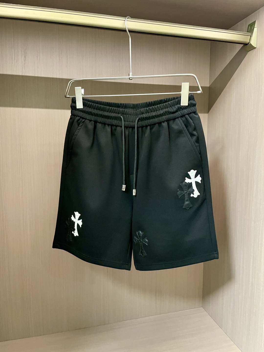 NO:155072,Crowe's big recommendation!  New ss summer clothing products, on sale in counter, the latest series of pattern logo shorts, the rhythm of everyone having to hand in one piece!  Imported top high-density pure cotton fabric is extremely skin-friendly and comfortable. It is very delicate to touch, has a good texture, and perfectly reflects the three-dimensional sense. It is in line with the brand's consistent design style. It is a very good overall model. It is a must-have for trendy people. Size M-3XL, chrome hearts, shorts, alexander wang19860909克罗 重磅推荐！ss夏装新品 专柜在售 最新系列图案logo短裤 必须人手一件的节奏！进口顶极高密度纯棉面料,极为亲肤舒适 摸上去非常的细腻,质感很好,完美体现立体感 符合品牌一贯设计风格,整体非常不错的一款,潮人必备 尺码M-3XL,,chrome hearts,shorts,alexander wang,Men's clothing