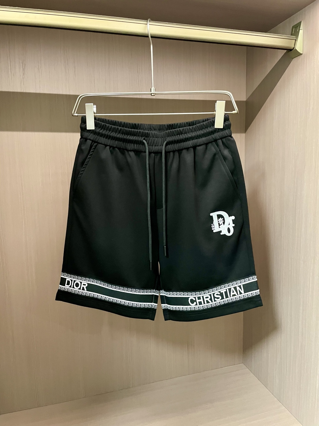 NO:155076,Dior big recommendation!  New ss summer clothing products, on sale in counter, the latest series of pattern logo shorts, the rhythm of everyone having to hand in one piece!  Imported top high-density pure cotton fabric is extremely skin-friendly and comfortable. It is very delicate to touch, has a good texture, and perfectly reflects the three-dimensional sense. It is in line with the brand's consistent design style. It is a very good overall model. It is a must-have for trendy people. Size M-3XL, dior, shorts, alexander wang19860909Dior 重磅推荐！ss夏装新品 专柜在售 最新系列图案logo短裤 必须人手一件的节奏！进口顶极高密度纯棉面料,极为亲肤舒适 摸上去非常的细腻,质感很好,完美体现立体感 符合品牌一贯设计风格,整体非常不错的一款,潮人必备 尺码M-3XL,,dior,shorts,alexander wang,Men's clothing