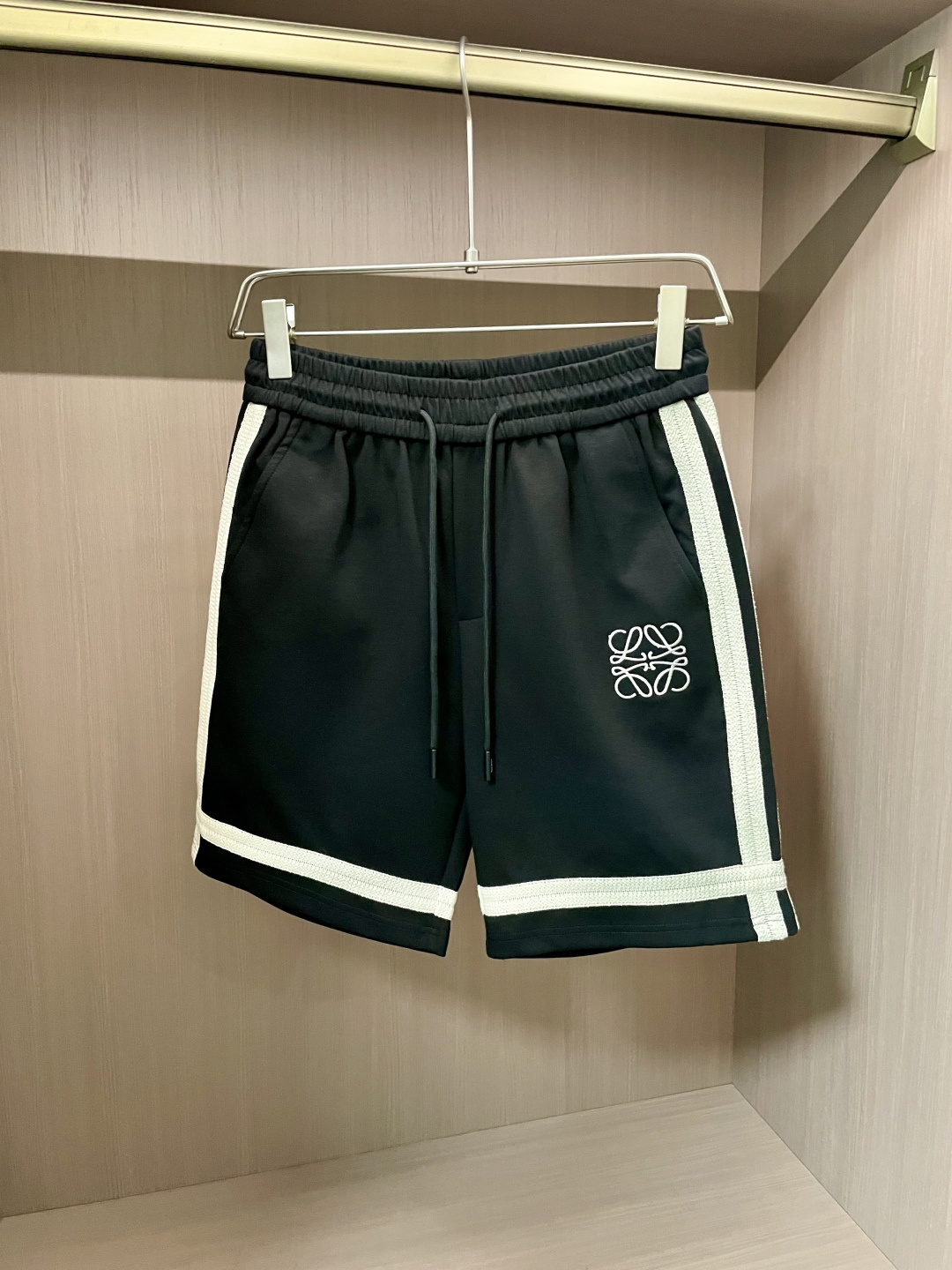 NO:155079,Loewe's big recommendation!  New ss summer clothing products, on sale in counter, the latest series of pattern logo shorts, the rhythm of everyone having to hand in one piece!  Imported top high-density pure cotton fabric is extremely skin-friendly and comfortable. It feels very delicate to the touch, has a good texture, perfectly reflects the three-dimensional feeling. It is in line with the brand's consistent design style. It is a very good overall model, a must-have for trendy people. Size M-3XL, loewe, shorts, alexander wang19860909Loewe 重磅推荐！ss夏装新品 专柜在售 最新系列图案logo短裤 必须人手一件的节奏！进口顶极高密度纯棉面料,极为亲肤舒适 摸上去非常的细腻,质感很好,完美体现立体感 符合品牌一贯设计风格,整体非常不错的一款,潮人必备 尺码M-3XL,,loewe,shorts,alexander wang,Men's clothing