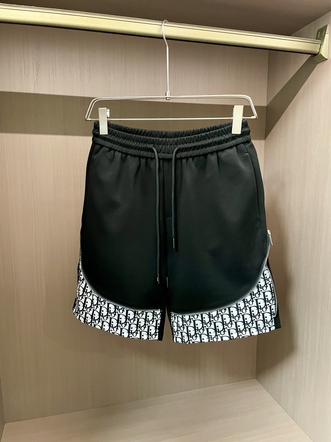 NO:155078,Dior big recommendation!  New ss summer clothing products, on sale in counter, the latest series of pattern logo shorts, the rhythm of everyone having to hand in one piece!  Imported top high-density pure cotton fabric is extremely skin-friendly and comfortable. It is very delicate to touch, has a good texture, and perfectly reflects the three-dimensional sense. It is in line with the brand's consistent design style. It is a very good overall model. It is a must-have for trendy people. Size M-3XL, dior, shorts, alexander wang19860909Dior 重磅推荐！ss夏装新品 专柜在售 最新系列图案logo短裤 必须人手一件的节奏！进口顶极高密度纯棉面料,极为亲肤舒适 摸上去非常的细腻,质感很好,完美体现立体感 符合品牌一贯设计风格,整体非常不错的一款,潮人必备 尺码M-3XL,,dior,shorts,alexander wang,Men's clothing