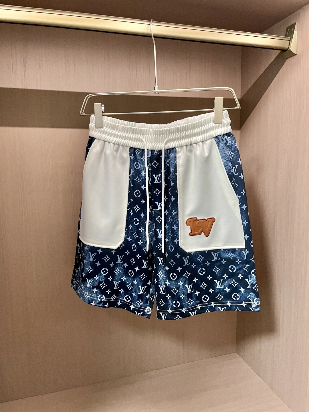 NO:155081,Lv big recommendation!  New ss summer clothing products, on sale in counter, the latest series of pattern logo shorts, the rhythm of everyone having to hand in one piece!  Imported top high-density pure cotton fabric is extremely skin-friendly and comfortable. It feels very delicate to the touch, has a good texture, perfectly reflects the three-dimensional feeling. It is in line with the brand's consistent design style. It is a very good overall model. It is a must-have for trendy people. Size M-3XL, louis vuitton, shorts, alexander wang19860909Lv 重磅推荐！ss夏装新品 专柜在售 最新系列图案logo短裤 必须人手一件的节奏！进口顶极高密度纯棉面料,极为亲肤舒适 摸上去非常的细腻,质感很好,完美体现立体感 符合品牌一贯设计风格,整体非常不错的一款,潮人必备 尺码M-3XL,,louis vuitton,shorts,alexander wang,Men's clothing