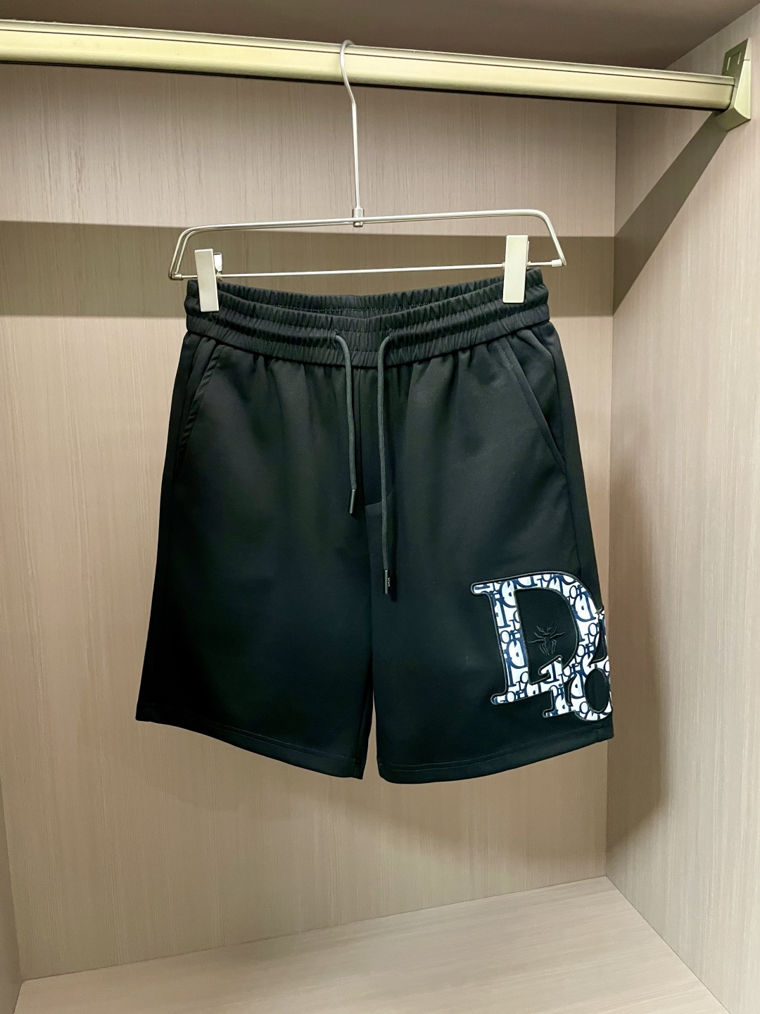 NO:155086,Dior big recommendation!  New ss summer clothing products, on sale in counter, the latest series of pattern logo shorts, the rhythm of everyone having to hand in one piece!  Imported top high-density pure cotton fabric is extremely skin-friendly and comfortable. It is very delicate to touch, has a good texture, and perfectly reflects the three-dimensional sense. It is in line with the brand's consistent design style. It is a very good overall model. It is a must-have for trendy people. Size M-3XL, dior, shorts, alexander wang19860909Dior 重磅推荐！ss夏装新品 专柜在售 最新系列图案logo短裤 必须人手一件的节奏！进口顶极高密度纯棉面料,极为亲肤舒适 摸上去非常的细腻,质感很好,完美体现立体感 符合品牌一贯设计风格,整体非常不错的一款,潮人必备 尺码M-3XL,,dior,shorts,alexander wang,Men's clothing