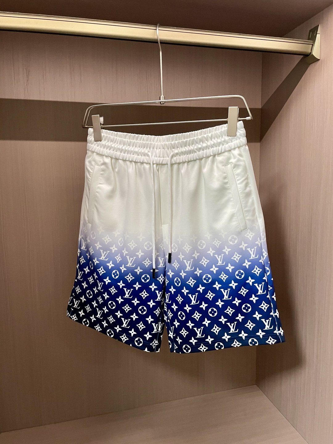 NO:155091,Lv big recommendation!  New ss summer clothing products, on sale in counter, the latest series of pattern logo shorts, the rhythm of everyone having to hand in one piece!  Imported top high-density pure cotton fabric is extremely skin-friendly and comfortable. It feels very delicate to the touch, has a good texture, perfectly reflects the three-dimensional feeling. It is in line with the brand's consistent design style. It is a very good overall model. It is a must-have for trendy people. Size M-3XL, louis vuitton, shorts, alexander wang19860909Lv 重磅推荐！ss夏装新品 专柜在售 最新系列图案logo短裤 必须人手一件的节奏！进口顶极高密度纯棉面料,极为亲肤舒适 摸上去非常的细腻,质感很好,完美体现立体感 符合品牌一贯设计风格,整体非常不错的一款,潮人必备 尺码M-3XL,,louis vuitton,shorts,alexander wang,Men's clothing