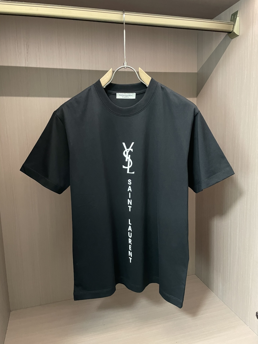 NO:155095,Saint Laurent's new spring and summer first-time counter latest short-sleeved round-neck T-shirt, high-end customization, avant-garde and fashionable design!  Brand logo heavy craft design, high-end customized mercerated cloud cotton fabric, soft feel, comfortable to wear, exquisite counter-level car line, fine workmanship, invincible and handsome upper body effect!  A must-have item for handsome men!  Color black white Number M-3XL, saint laurent,T-shirt,tees,t-shirt,alexander wang19860909圣罗兰 春夏新款首发专柜最新款短袖圆领T恤 高端订制 设计前卫时尚！品牌logo重工艺设计 高端定制丝光云朵棉面料.手感柔软.穿着舒适.专柜级别精致车线.做工精细.上身效果无敌帅气！型男必备单品！ 颜色黑色 白色 码数M-3XL,,saint laurent,T-shirt,tees，t-shirt,alexander wang,Men's clothing