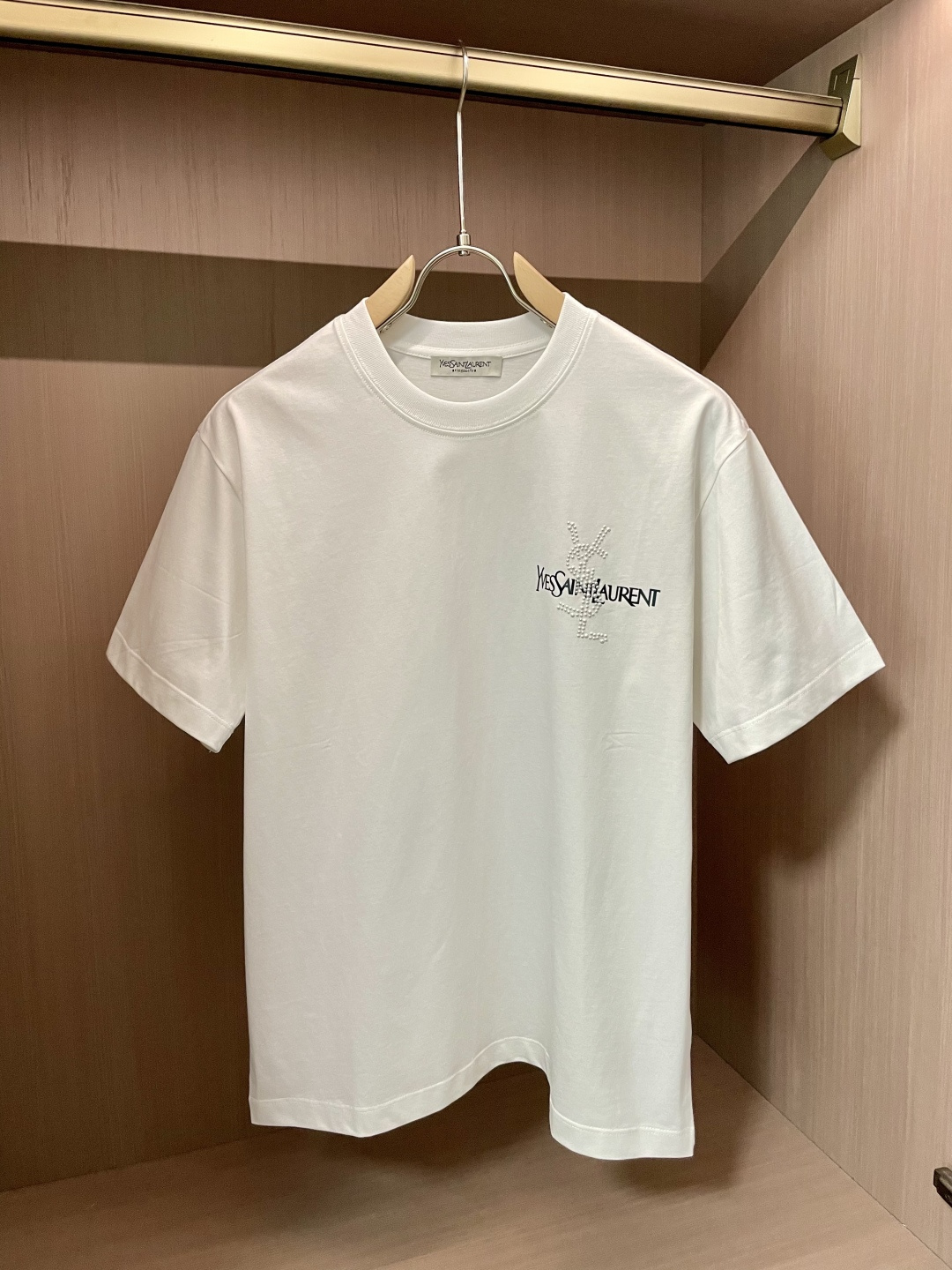 NO:155101,Saint Laurent's new spring and summer first-time counter latest short-sleeved round-neck T-shirt, high-end customization, avant-garde and fashionable design!  Brand logo heavy craft design, high-end customized mercerated cloud cotton fabric, soft feel, comfortable to wear, exquisite counter-level car line, fine workmanship, invincible and handsome upper body effect!  A must-have item for handsome men!  Color black white pink code M-3XL, saint laurent,T-shirt,tees,t-shirt,alexander wang19860909圣罗兰 春夏新款首发专柜最新款短袖圆领T恤 高端订制 设计前卫时尚！品牌logo重工艺设计 高端定制丝光云朵棉面料.手感柔软.穿着舒适.专柜级别精致车线.做工精细.上身效果无敌帅气！型男必备单品！ 颜色黑色 白色 粉色 码数M-3XL,,saint laurent,T-shirt,tees，t-shirt,alexander wang,Men's clothing