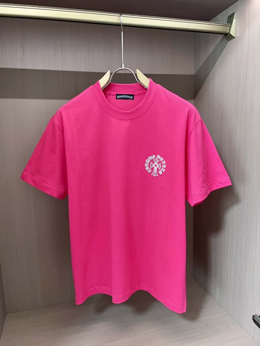 NO:155105,Croxin's new spring and summer first-time counter latest short-sleeved round-neck T-shirt, high-end customization, avant-garde and fashionable design!  Brand logo heavy craft design, high-end customized mercerated cloud cotton fabric, soft feel, comfortable to wear, exquisite counter-level car line, fine workmanship, invincible and handsome upper body effect!  A must-have item for handsome men!  Color black white pink code M-3XL, chrome hearts, T-shirt,tees, t-shirt,alexander wang19860909克罗心 春夏新款首发专柜最新款短袖圆领T恤 高端订制 设计前卫时尚！品牌logo重工艺设计 高端定制丝光云朵棉面料.手感柔软.穿着舒适.专柜级别精致车线.做工精细.上身效果无敌帅气！型男必备单品！ 颜色黑色 白色 粉色 码数M-3XL,,chrome hearts,T-shirt,tees，t-shirt,alexander wang,Men's clothing