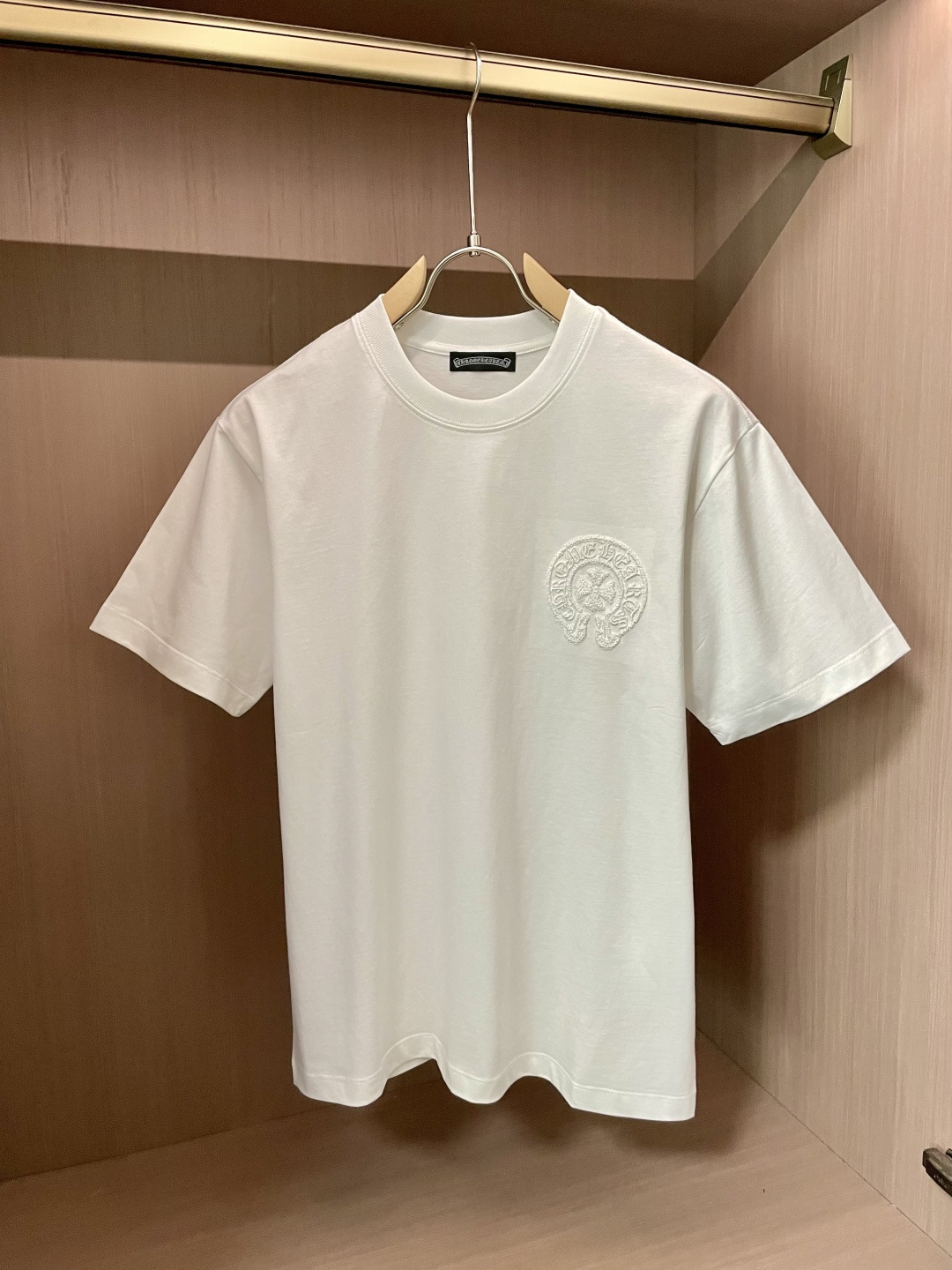 NO:155110,Croxin's new spring and summer first-time counter latest short-sleeved round-neck T-shirt, high-end customization, avant-garde and fashionable design!  Brand logo heavy craft design, high-end customized mercerated cloud cotton fabric, soft feel, comfortable to wear, exquisite counter-level car line, fine workmanship, invincible and handsome upper body effect!  A must-have item for handsome men!  Code number M-3XL, chrome hearts, T-shirt,tees, t-shirt,alexander wang19860909克罗心 春夏新款首发专柜最新款短袖圆领T恤 高端订制 设计前卫时尚！品牌logo重工艺设计 高端定制丝光云朵棉面料.手感柔软.穿着舒适.专柜级别精致车线.做工精细.上身效果无敌帅气！型男必备单品！ 码数M-3XL,,chrome hearts,T-shirt,tees，t-shirt,alexander wang,Men's clothing