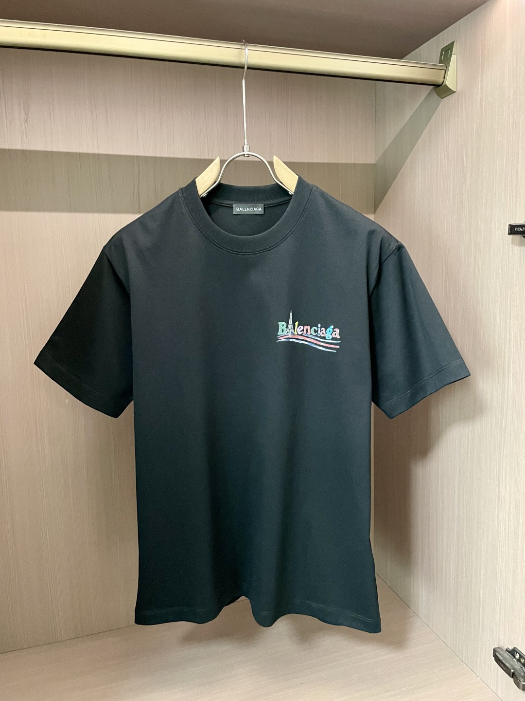 NO:155115,Balenciaga's new spring and summer first-time counter latest short-sleeved round-neck T-shirt, high-end customization, avant-garde and fashionable design!  Brand logo heavy craft design, high-end customized mercerated cloud cotton fabric, soft feel, comfortable to wear, exquisite counter-level car line, fine workmanship, invincible and handsome upper body effect!  A must-have item for handsome men!  Color black white Number M-3XL, balenciaga, T-shirt,tees, t-shirt,alexander wang19860909巴黎世家 春夏新款首发专柜最新款短袖圆领T恤 高端订制 设计前卫时尚！品牌logo重工艺设计 高端定制丝光云朵棉面料.手感柔软.穿着舒适.专柜级别精致车线.做工精细.上身效果无敌帅气！型男必备单品！ 颜色黑色 白色 码数M-3XL,,balenciaga,T-shirt,tees，t-shirt,alexander wang,Men's clothing