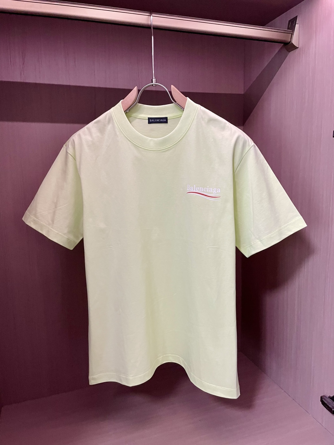 NO:155120,Balenciaga's new spring and summer first-time counter latest short-sleeved round-neck T-shirt, high-end customization, avant-garde and fashionable design!  Brand logo heavy craft design, high-end customized mercerated cloud cotton fabric, soft feel, comfortable to wear, exquisite counter-level car line, fine workmanship, invincible and handsome upper body effect!  A must-have item for handsome men!  Code number M-3XL, balenciaga, T-shirt,tees, t-shirt,alexander wang19860909巴黎世家 春夏新款首发专柜最新款短袖圆领T恤 高端订制 设计前卫时尚！品牌logo重工艺设计 高端定制丝光云朵棉面料.手感柔软.穿着舒适.专柜级别精致车线.做工精细.上身效果无敌帅气！型男必备单品！ 码数M-3XL,,balenciaga,T-shirt,tees，t-shirt,alexander wang,Men's clothing