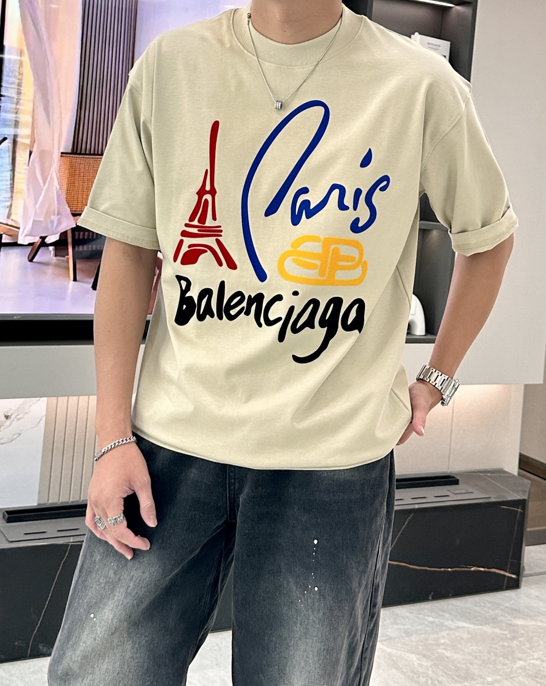 NO:155109,Balenciaga spring and summer style/official website synchronization The fabric is made of heavy pure cotton combed cotton fabric, OS loose style, and the upper body style is super straight!  Everyday versatile, a must-have item for wardrobe!  Size S-3XL (Large-size) Size/part S M L XL 2XL 3XL Shoulder width 52 54 56 57 59 60 Clothes length 70 72.75.78.82.85. Bust 54 56.58.60.62.64. Sleeve length 24 26 27 28 29 30,,balenciaga,alexander wang19860909巴黎世家 春夏款/官网同步 面料采用重磅纯棉精梳棉面料,OS宽松版型,上身版型超正！日常百搭,衣橱必备单品！ 尺码 S-3XL（版型偏大） 码数/部位S M L XL 2XL 3XL 肩宽 52 54 56 57 59 60 衣长70 72.75.78.82.85. 胸围 54 56.58.60.62.64. 袖长24 26 27 28 29 30,,balenciaga,alexander wang,Men's clothing
