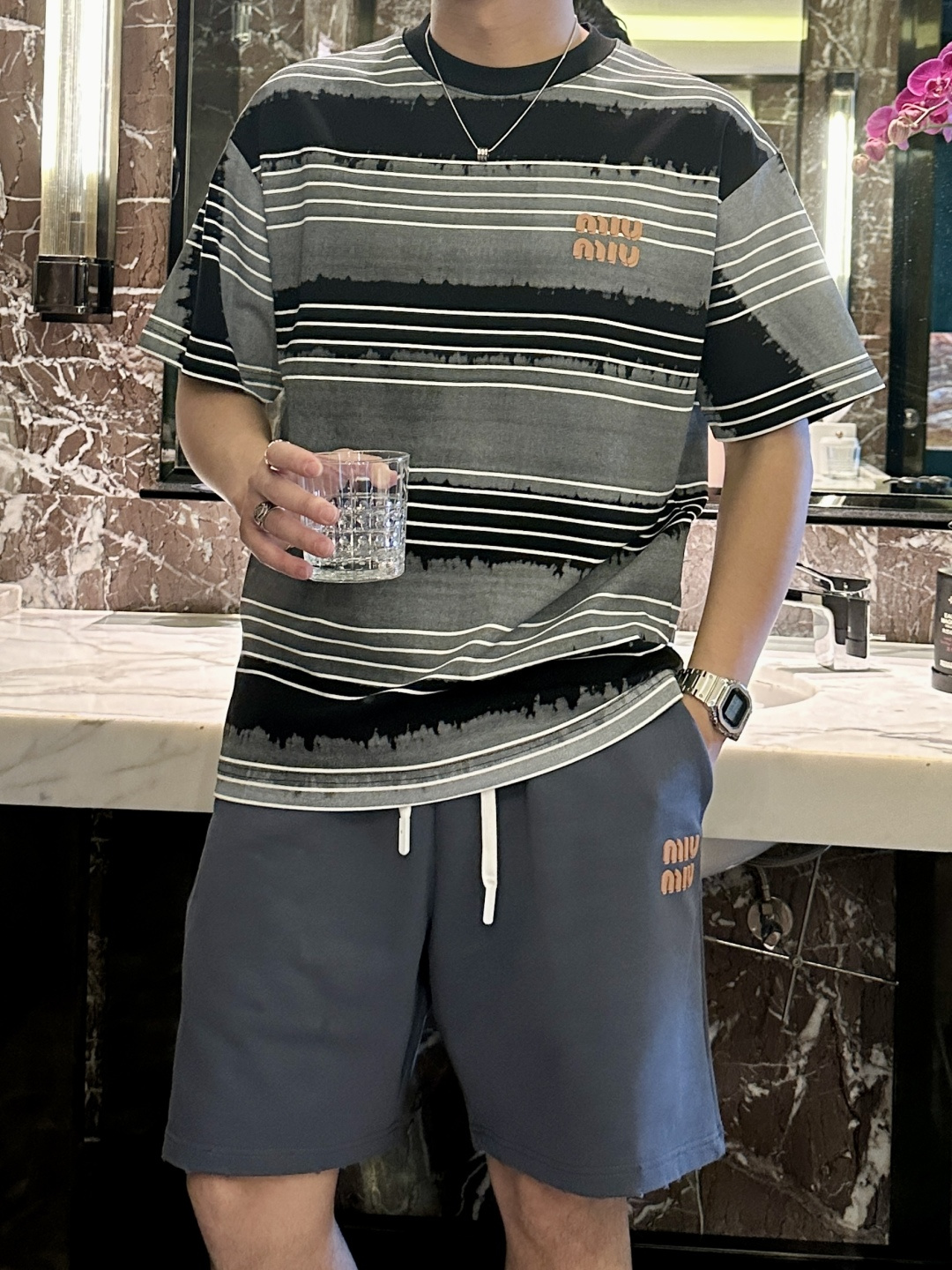 NO:155114,Miumiu's official website is launched simultaneously, with the latest catwalk show style, the same style as celebrities, and a must-have item for trendy people!  Super versatile, the fabric is very suitable for summer wear, breathable and comfortable!  Excellent style!  A rare treasure item!  Size M L XL XXL XXXL (large-size),,miumiu,alexander wang19860909miumiu 官网同步上线,最新T台秀款,明星同款 潮人必备单品！超级百搭,面料非常适合夏天穿着,透气舒适！版型极佳！不可多得的宝藏单品！ 尺码M L XL XXL XXXL(偏大版型),,miumiu,alexander wang,Men's clothing