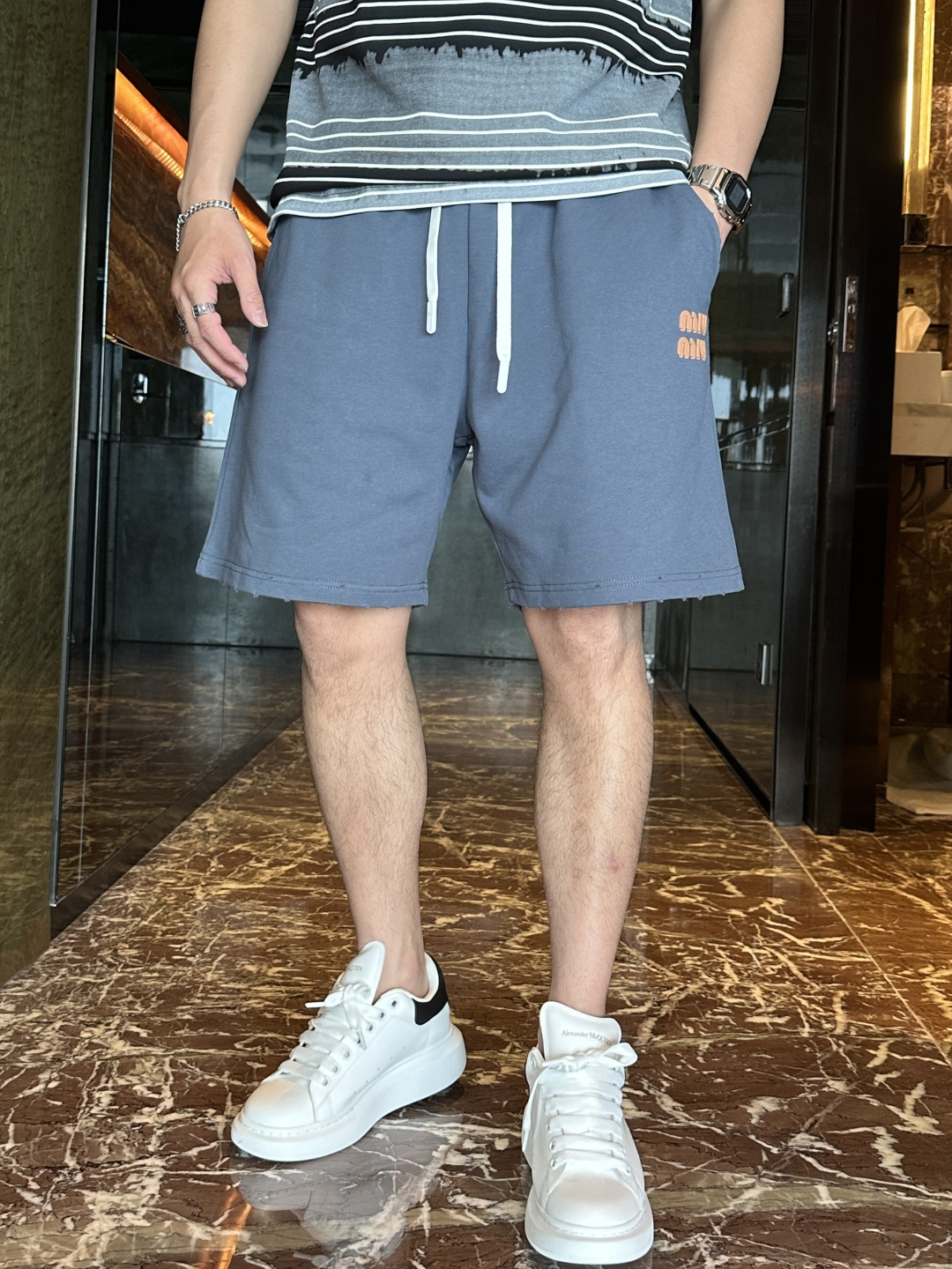 NO:155119,miumiu summer shorts!  All-match elastic waist casual pinch pants!  Elastic waist, insert bags on both sides. The fabric is made of customer-supplied fixed-woven high-strength pure cotton material. The upper body is breathable, soft and skin-friendly, with a delicate feel. The waist is knitted elastic waist and drawstring. You don’t have to worry about the discomfort of being too loose or too tight on the upper body. Whether at home, going out or traveling, it is your best choice for summer!  Number of codes 29-38, miumiu, shorts, alexander wang19860909miumiu 夏季短裤！百搭松紧腰休闲五分裤！松紧腰 两侧插袋 面料采用客供定织高支纯棉料,上身透气,柔软亲肤,手感细腻、 腰部针织松紧腰加抽绳,上身不用担心过松过紧的不舒适感 ,无论居家,外出,旅游,都是您夏日的最佳选择！ 码数29-38,,miumiu,shorts,alexander wang,Men's clothing