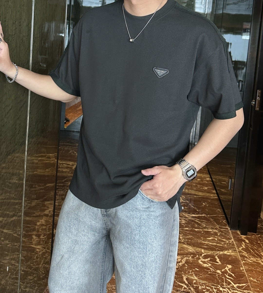 NO:155131,Prad's official website is launched simultaneously, with the latest catwalk show style, the same style as the stars, and the essential items for trendy people!  Super versatile, the fabric is very suitable for summer wear, breathable and comfortable!  Excellent style!  A rare treasure item!  Size M L XL XXL XXXL (large-size), prada, alexander wang19860909Prad 官网同步上线,最新T台秀款,明星同款 潮人必备单品！超级百搭,面料非常适合夏天穿着,透气舒适！版型极佳！不可多得的宝藏单品！ 尺码M L XL XXL XXXL(偏大版型),,prada,alexander wang,Men's clothing