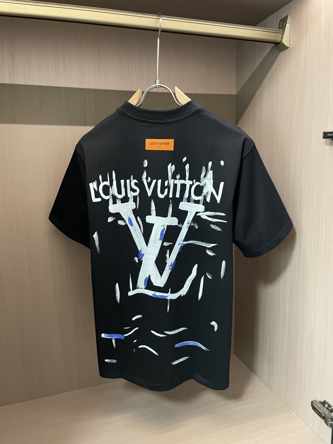 P175 
Lv  2025春夏新款首发专柜最新款短袖圆领T恤 高端订制 设计前卫时尚！品牌logo重工艺设计 高端定制丝光云朵棉面料.手感柔软.穿着舒适.专柜级别精致车线.做工精细.上身效果无敌帅气！型男必备单品！🏊

码数：M-3XL
