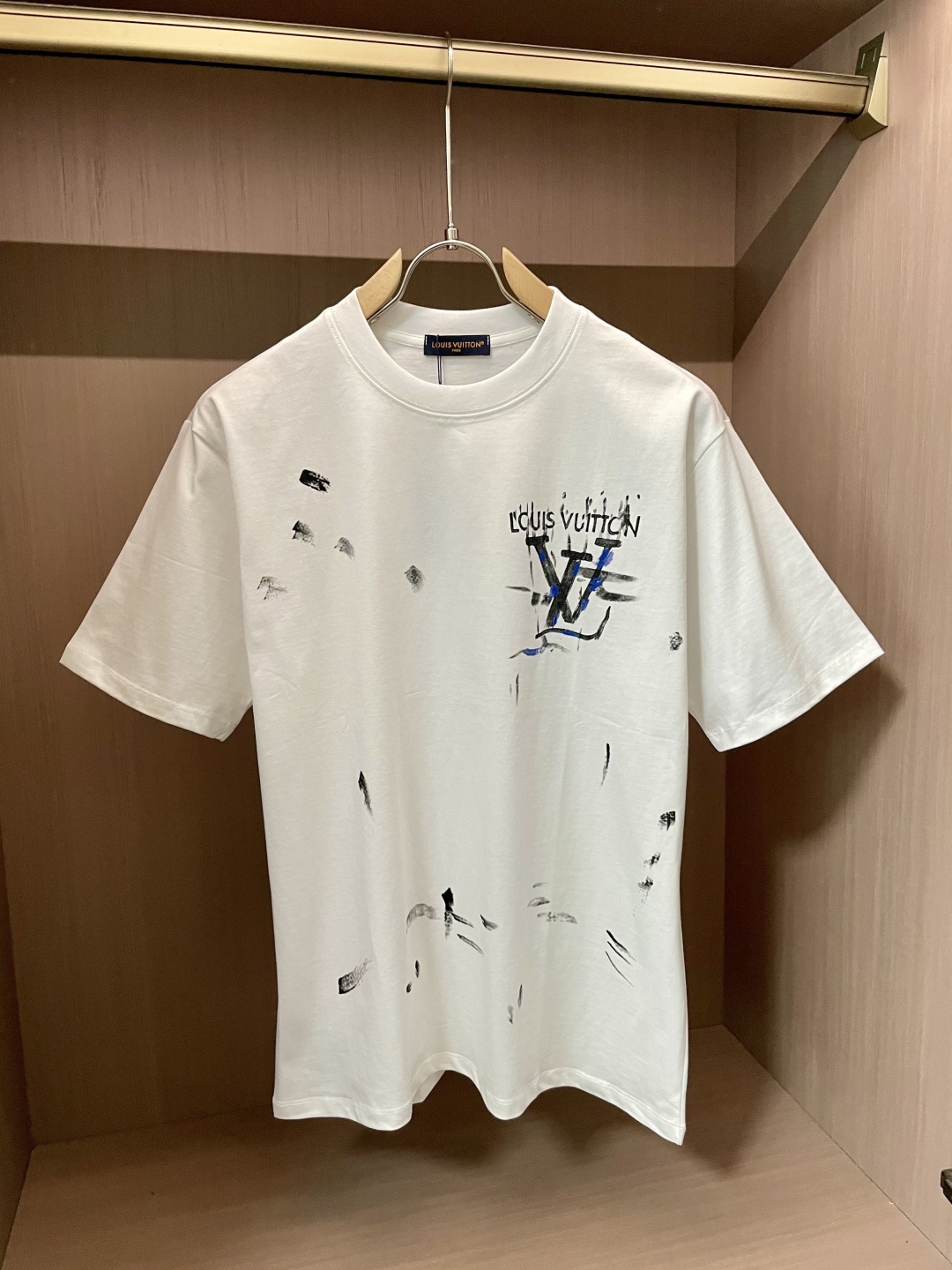 P175 
Lv  2025春夏新款首发专柜最新款短袖圆领T恤 高端订制 设计前卫时尚！品牌logo重工艺设计 高端定制丝光云朵棉面料.手感柔软.穿着舒适.专柜级别精致车线.做工精细.上身效果无敌帅气！型男必备单品！🏊

码数：M-3XL
