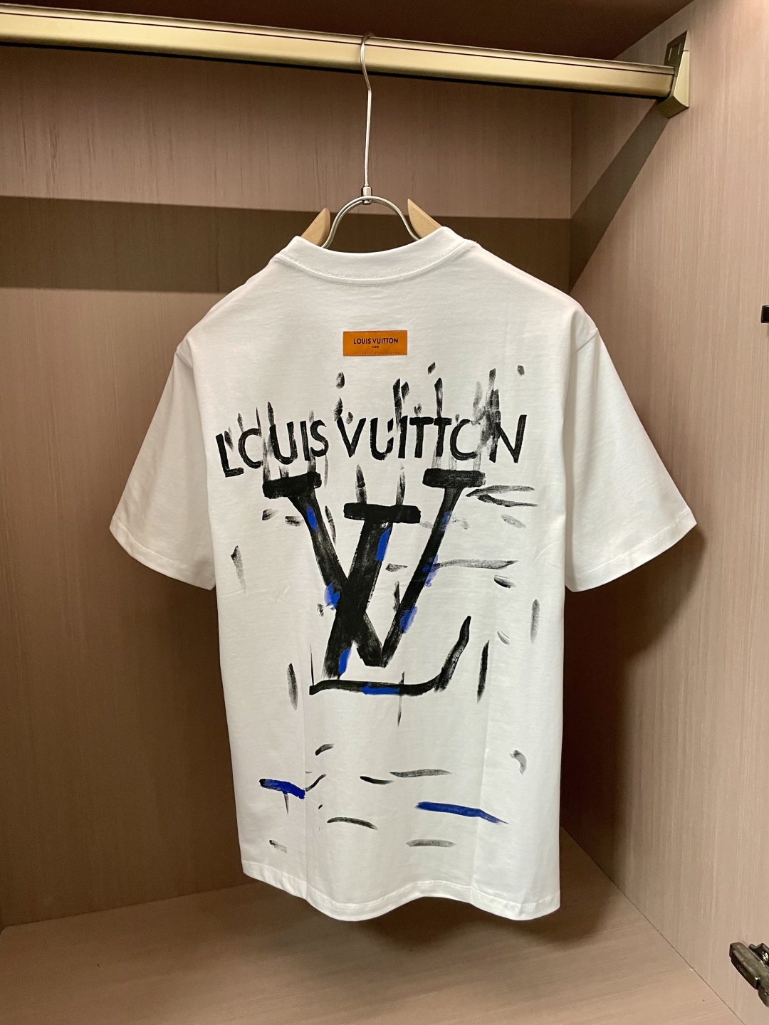 P175 
Lv  2025春夏新款首发专柜最新款短袖圆领T恤 高端订制 设计前卫时尚！品牌logo重工艺设计 高端定制丝光云朵棉面料.手感柔软.穿着舒适.专柜级别精致车线.做工精细.上身效果无敌帅气！型男必备单品！🏊

码数：M-3XL
