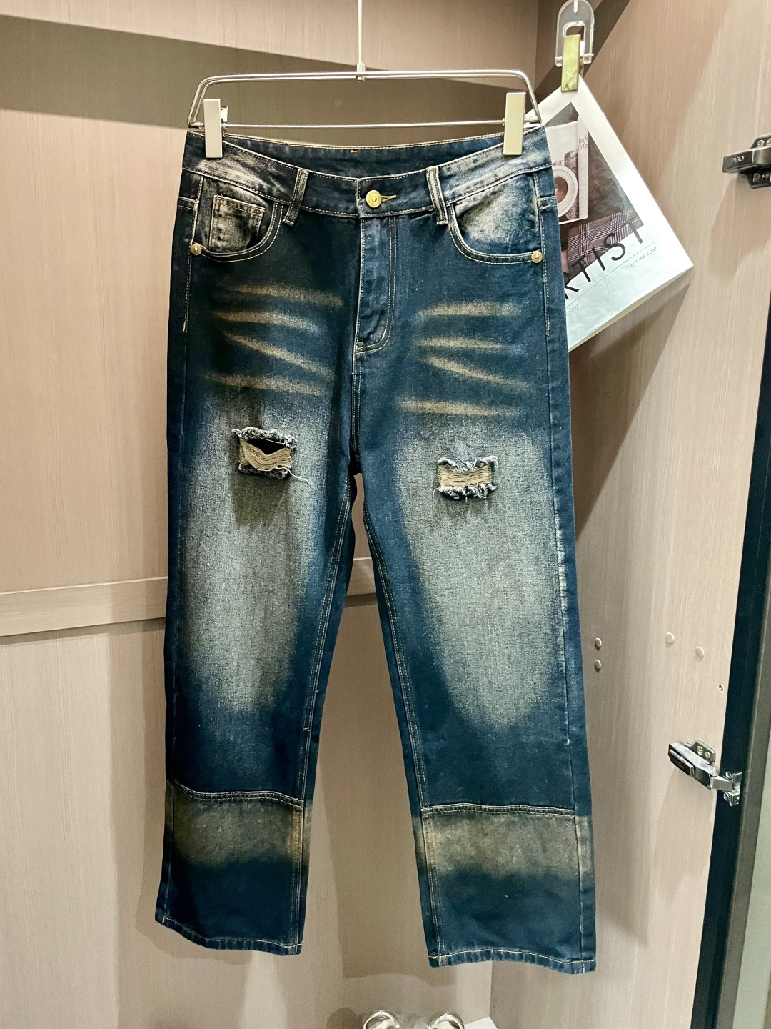 NO:507051,Bur the latest style of jeans in the counter. The fabric style is absolutely craftsmanship. It is easy to wear and not pick on the figure. There are no restrictions on matching. It can set off other items in a simple way to show your style and posture~ You can match any style of items, match them with various T-shirts/shirts and knitted jackets. You don’t have to worry about matching when going out on a daily basis. Size 29-38,,burberry,jeans,jackets & coats,shirts,tees,t-shirt,alexander wang19860909Bur 专柜最新同款牛仔裤 面料版型做工绝绝子 好穿不挑身材在搭配上没有太多的限制 随意简洁的衬托其他单品,来展现自己的风格姿态～ 可以百搭任何风格的单品,搭配各种T恤／衬衫,针织外套都可,日常外出不必再为搭配而烦恼了 尺码 29-38,,burberry,jeans,jackets & coats,shirts,tees，t-shirt,alexander wang,Men's clothing